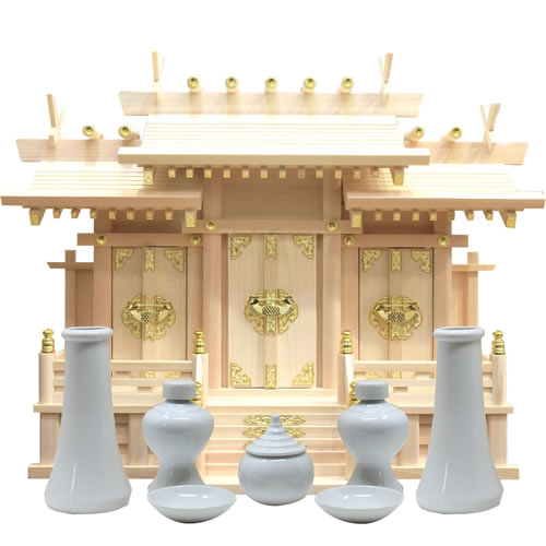 神具セット付き 神棚 日本製 国産 三社タイプ 屋根違い三社 中 迫力のサイズ 幅59cm 高47cm 雲シール付 国産檜 木曽檜 ヒノキ 檜 桧 ひのき 開業 事務所 新築 新年 引っ越し マンション アパート お供え 神札 モダン神棚 本格神棚 お札入れ 棚板 雲間 御神札 天照大神