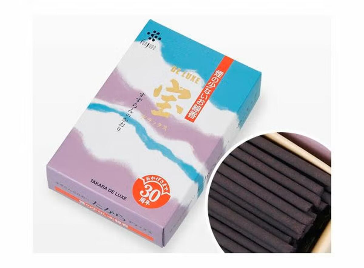 ＼ 薫寿堂の宝シリーズ／ 香水系線香の草分けともいえる薫寿堂の宝シリーズです。全部で9種類ご用意しています。「デラックス」はすずらんの香りのお線香です。 木漏れ日の緑陰に点々と白い花を咲かせるすずらん。別の名を君影草といい、ゆり科の草の中で特別に香気がすぐれています。 その可憐な姿とデリケートな芳香のお線香です。 深山のしずけさを思わせる香りをご愛用ください。 ●長さ　約13.6cm ●内容量　約160g ●微煙 ●日本製(淡路島) モニターの発色具合によって実際のものと色が異なる場合があります。＼ 薫寿堂の宝シリーズ／ 香水系線香の草分けともいえる薫寿堂の宝シリーズです。全部で9種類ご用意しています。「デラックス」はすずらんの香りのお線香です。 木漏れ日の緑陰に点々と白い花を咲かせるすずらん。別の名を君影草といい、ゆり科の草の中で特別に香気がすぐれています。 その可憐な姿とデリケートな芳香のお線香です。 深山のしずけさを思わせる香りをご愛用ください。 ●長さ　約13.6cm ●内容量　約160g ●微煙 ●日本製(淡路島) モニターの発色具合によって実際のものと色が異なる場合があります。  