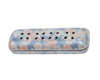 お線香を寝かせて使用できる線香皿です。 蓋を使用することで灰が飛び散ることを防ぎます。特殊加工の網を使用しているため、1本でも燃焼します。（束のお線香には使用できません。付属の網は消耗品となります。） 有田焼の上質な高級感を漂わせます。 ※...