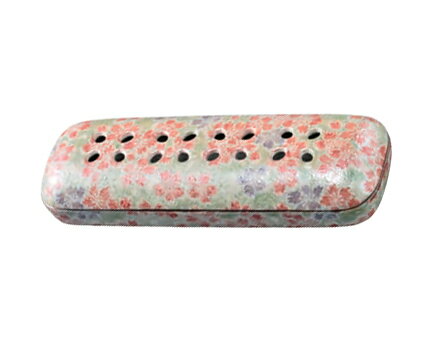 お線香を寝かせて使用できる線香皿です。 蓋を使用することで灰が飛び散ることを防ぎます。特殊加工の網を使用しているため、1本でも燃焼します。（束のお線香には使用できません。付属の網は消耗品となります。） 有田焼の上質な高級感を漂わせます。 ※...