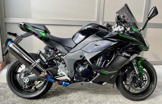 【商品詳細】 Ninja1000SX (8BL) のNASSERT Evolution TypeII 1本出しフルエキゾーストマフラー 【適合車種】 Ninja1000SX ※アップマフラーの為、パニアケース取り付けは不可となります。 ※画像はメタルブラック仕様の写真となります。