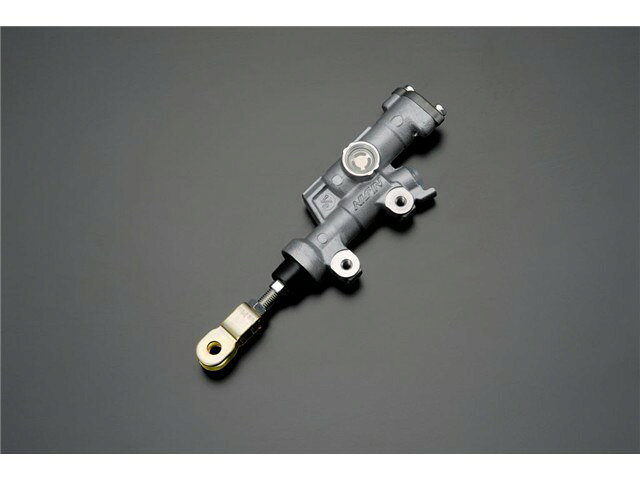 取り付けピッチ49mmメーカー : 汎用品適合車種汎用品Type : レーシングリヤーブレーキマスター φ1/2 サブタンクボディ 一体型（レース専用）品番 : AD69181-GASJANコード : 4580339960535NISSIN RACING REAR MASTERCYLINDER在庫状況について当店では複数店舗で同時販売を行っているため、ご注文いただいた時点で他店が先に完売し、在庫切れとなる場合がございます。今後の入荷予定を確認し、入荷が困難と判断した場合は、誠に勝手ながらご注文をキャンセルさせていただくことがございます。在庫管理について出来る限りリアルタイム更新を心がけておりますが、実際の在庫が反映されないことがございます。万が一、欠品となった場合はご容赦いただけますようお願いいたします。価格変動についてメーカーの価格は常に変動しているため、ご注文後に価格変更が判明した場合は、改めてご連絡させていただくことがございます。商品情報について商品ページ作成時には細心の注意を払っておりますが、稀に商品説明や価格に誤記がある場合がございます。誤記が確認された場合は、ご購入後であってもご連絡の上、やむを得ずご注文をキャンセルさせていただくことがございます。予めご了承ください。メーカー取り寄せ商品について商品ページタイトルに「在庫あり」と記載がない商品は、すべてメーカー取り寄せ品です。在庫があれば、ご注文から約1週間以内に発送いたします。メーカー欠品・販売中止時の対応メーカー欠品や販売中止、仕様変更等により、ご用意できない場合もございます。その際はご注文をご連絡の上、キャンセルまたは内容変更にて対応させいただきます。また、欠品が長期化する場合は、納期につきまして事前にお問い合わせの上、ご案内いたします。