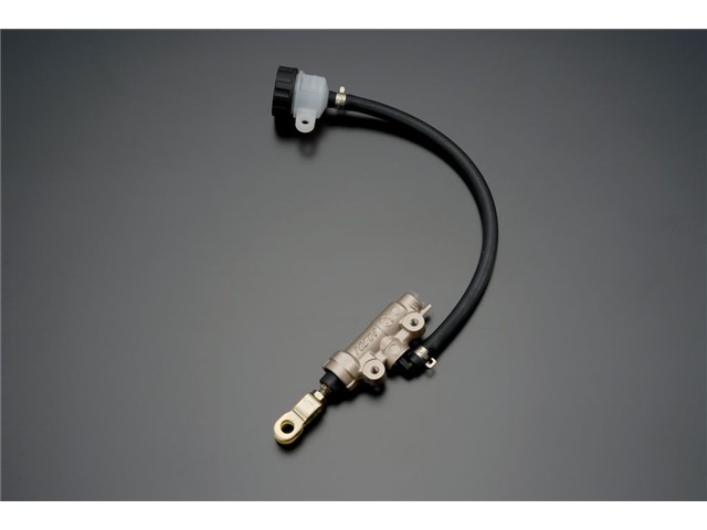 取り付けピッチ49mmメーカー : 汎用品適合車種汎用品Type : RM φ1/2 (ホースの取り出し口はそこ部分です）品番 : ADRM-60-GSTJANコード : 4580339961075NISSIN REAR MASTERCYLINDER在庫状況について当店では複数店舗で同時販売を行っているため、ご注文いただいた時点で他店が先に完売し、在庫切れとなる場合がございます。今後の入荷予定を確認し、入荷が困難と判断した場合は、誠に勝手ながらご注文をキャンセルさせていただくことがございます。在庫管理について出来る限りリアルタイム更新を心がけておりますが、実際の在庫が反映されないことがございます。万が一、欠品となった場合はご容赦いただけますようお願いいたします。価格変動についてメーカーの価格は常に変動しているため、ご注文後に価格変更が判明した場合は、改めてご連絡させていただくことがございます。商品情報について商品ページ作成時には細心の注意を払っておりますが、稀に商品説明や価格に誤記がある場合がございます。誤記が確認された場合は、ご購入後であってもご連絡の上、やむを得ずご注文をキャンセルさせていただくことがございます。予めご了承ください。メーカー取り寄せ商品について商品ページタイトルに「在庫あり」と記載がない商品は、すべてメーカー取り寄せ品です。在庫があれば、ご注文から約1週間以内に発送いたします。メーカー欠品・販売中止時の対応メーカー欠品や販売中止、仕様変更等により、ご用意できない場合もございます。その際はご注文をご連絡の上、キャンセルまたは内容変更にて対応させいただきます。また、欠品が長期化する場合は、納期につきまして事前にお問い合わせの上、ご案内いたします。