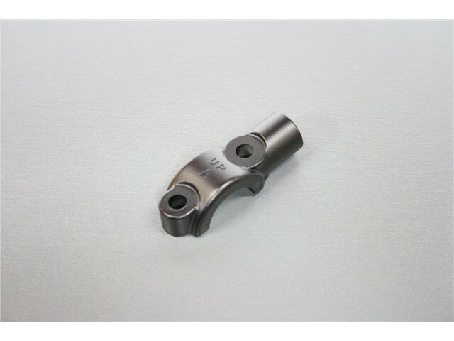 ADVANTAGE NISSIN ミラーホルダー ADMH-1002メーカー : 汎用品適合車種汎用品Type : Mirror Holder black品番 : ADMH-1002JANコード : 4580339961655在庫状況について当店では複数店舗で同時販売を行っているため、ご注文いただいた時点で他店が先に完売し、在庫切れとなる場合がございます。今後の入荷予定を確認し、入荷が困難と判断した場合は、誠に勝手ながらご注文をキャンセルさせていただくことがございます。在庫管理について出来る限りリアルタイム更新を心がけておりますが、実際の在庫が反映されないことがございます。万が一、欠品となった場合はご容赦いただけますようお願いいたします。価格変動についてメーカーの価格は常に変動しているため、ご注文後に価格変更が判明した場合は、改めてご連絡させていただくことがございます。商品情報について商品ページ作成時には細心の注意を払っておりますが、稀に商品説明や価格に誤記がある場合がございます。誤記が確認された場合は、ご購入後であってもご連絡の上、やむを得ずご注文をキャンセルさせていただくことがございます。予めご了承ください。メーカー取り寄せ商品について商品ページタイトルに「在庫あり」と記載がない商品は、すべてメーカー取り寄せ品です。在庫があれば、ご注文から約1週間以内に発送いたします。メーカー欠品・販売中止時の対応メーカー欠品や販売中止、仕様変更等により、ご用意できない場合もございます。その際はご注文をご連絡の上、キャンセルまたは内容変更にて対応させいただきます。また、欠品が長期化する場合は、納期につきまして事前にお問い合わせの上、ご案内いたします。