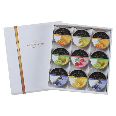 果物の味をそのまま生かし、上品でフルーティな香りと優しい甘みに仕上げた、銀座千疋屋オリジナルのフルーツゼリーの詰合せです。24×18.5×16.5cm26×23.5×4cmストロベリー・オレンジ・マスカット各3個／計9個マンゴー、キウイ、ブルーベリー各75g×各2個、ラフランス、グレープフルーツ、さくらんぼ各75g×各1個計9個【製造生産地】：[加工地]京都府【賞味期間】：常温300日【アレルゲン】：キウイ【重さ】：約900gお届け期間：9/19(土)〜9/21(月)※日にち指定不可沖縄・離島不可