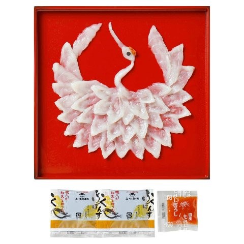 ふぐの本場山口県萩市で、国内唯一の延縄漁で漁獲された天然のマフグを使用した刺身セットです。専門の職人が一枚一枚丁寧に鶴が飛んでいる姿に盛り付けました。-196℃の急速凍結にて鮮度を閉じ込めました。食卓をふぐで豪華に演出しましょう!16.5×16.5×3.1cm28.4×24.3×7辛子明太子210g×1、昆布30g×1まふく刺身鶴盛り50g(目：トラフグ皮、頭：モミジオロシ)(21cm角プラスチック皿)、ポン酢10g×2、モミジオロシ3g、「いつまでもお元気で」のメッセージ入りしおり付き【製造生産地】：福岡県【賞味期間】：出荷日より冷凍約30日【アレルゲン】：小麦・大豆【重さ】：約600gお届け期間：9/19(土)〜9/21(月)※日にち指定不可沖縄・離島不可