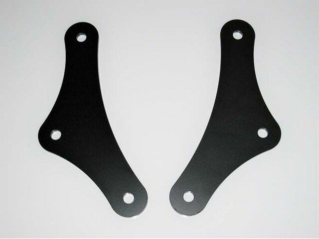 ※画像はイメージとなります。別なカラーを参考に掲載している場合があります。18〜Z900/RS / 25 Z900SE ローダウン リンクプレートSET・ 取付けに当っては、設備の整ったショップ様での装着をお勧めいたします・ SUS 素材黒塗装仕様でラインアップ・ ノーマルのリンクプレートと交換するだけの簡単装着でシート高を約25mm ダウン。・ 車高の下がり過ぎ、2人乗車時にはリアサスペンションスプリングプリロード調整を実施してください。・ 駐車時の角度が浅くなるため、駐車場所にご注意ください。・18〜Z900/RS ローダウン リンクSET品番 0420-KE3-04 JAN コード 4582346464341在庫状況について当店では複数店舗で同時販売を行っているため、ご注文いただいた時点で他店が先に完売し、在庫切れとなる場合がございます。今後の入荷予定を確認し、入荷が困難と判断した場合は、誠に勝手ながらご注文をキャンセルさせていただくことがございます。在庫管理について出来る限りリアルタイム更新を心がけておりますが、実際の在庫が反映されないことがございます。万が一、欠品となった場合はご容赦いただけますようお願いいたします。価格変動についてメーカーの価格は常に変動しているため、ご注文後に価格変更が判明した場合は、改めてご連絡させていただくことがございます。商品情報について商品ページ作成時には細心の注意を払っておりますが、稀に商品説明や価格に誤記がある場合がございます。誤記が確認された場合は、ご購入後であってもご連絡の上、やむを得ずご注文をキャンセルさせていただくことがございます。予めご了承ください。メーカー欠品・販売中止時の対応メーカー欠品や販売中止、仕様変更等により、ご用意できない場合もございます。その際はご注文をご連絡の上、キャンセルまたは内容変更にて対応させいただきます。また、欠品が長期化する場合は、納期につきまして事前にお問い合わせの上、ご案内いたします。