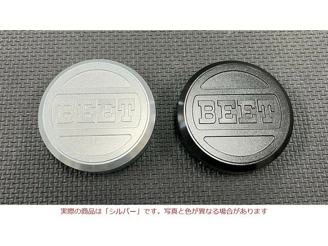 ※画像はイメージとなります。別なカラーを参考に掲載している場合があります。ラジエーターキャップカバー （2LINE）シルバーとブラックの2 色設定シルバー装着例 ラジエターキャップ形状専用【ラジエーターキャップをアップグレード】・ 『BEET』デザインをマシニングセンタによるアルミ削り出しで制作・ シルバー・ブラックの2色を設定※ アルマイトのカラーは、紫外線による退色は避けれませんので、その点はご了承ください。・ 右画像のラジエターキャップにかぶせて2本のネジで固定・ カワサキ2018 年式〜2020 年式 Z900RS、ホンダCB1000F などカウリングが無い車両に最適※Z900RS 後期（2021 年式以降）ラジエターはキャップが異なる為、キャップの交換が必要となります。カラーオーダー可能。シルバー 品番 0430-K00-29 （） JAN コード 4582346602309ブラック 品番 0430-K00-24 （） JAN コード 4582346602293在庫状況について当店では複数店舗で同時販売を行っているため、ご注文いただいた時点で他店が先に完売し、在庫切れとなる場合がございます。今後の入荷予定を確認し、入荷が困難と判断した場合は、誠に勝手ながらご注文をキャンセルさせていただくことがございます。在庫管理について出来る限りリアルタイム更新を心がけておりますが、実際の在庫が反映されないことがございます。万が一、欠品となった場合はご容赦いただけますようお願いいたします。価格変動についてメーカーの価格は常に変動しているため、ご注文後に価格変更が判明した場合は、改めてご連絡させていただくことがございます。商品情報について商品ページ作成時には細心の注意を払っておりますが、稀に商品説明や価格に誤記がある場合がございます。誤記が確認された場合は、ご購入後であってもご連絡の上、やむを得ずご注文をキャンセルさせていただくことがございます。予めご了承ください。メーカー欠品・販売中止時の対応メーカー欠品や販売中止、仕様変更等により、ご用意できない場合もございます。その際はご注文をご連絡の上、キャンセルまたは内容変更にて対応させいただきます。また、欠品が長期化する場合は、納期につきまして事前にお問い合わせの上、ご案内いたします。