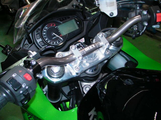 ※画像はイメージとなります。別なカラーを参考に掲載している場合があります。`14〜 Ninja1000 バーハンドルコンバージョンKIT（ハンドル付き）・ ノーマルハンドルを、より汎用性の高いパイプハンドル化するコンバージョンKIT です。・ ハンドルバーは弊社ハンドルを使用、ナビゲーションやレーダー探知機、無線機など、市販パイプハンドル用のブラケットを装着可能とする事で、取り付けスペースなどの問題も解消する事が可能です！・ ブレース無しKIT とブレース付きKIT（ブラック・ゴールド）の3 種類をラインアップ！装着画像は、11 年式車両です。 装着画像はグレーですが製品はブラックとなります。ブレース(ブラック)付き仕様ブレース無しKIT 品番 0605-KC4-14 JANコード 4582346467854ブレース付き(ブラック)KIT 品番 0605-KC4-44 JAN コード 4582346467861ブレース付き(ゴールド)KIT 品番 0605-KC4-54 JAN コード 4582346467878在庫状況について当店では複数店舗で同時販売を行っているため、ご注文いただいた時点で他店が先に完売し、在庫切れとなる場合がございます。今後の入荷予定を確認し、入荷が困難と判断した場合は、誠に勝手ながらご注文をキャンセルさせていただくことがございます。在庫管理について出来る限りリアルタイム更新を心がけておりますが、実際の在庫が反映されないことがございます。万が一、欠品となった場合はご容赦いただけますようお願いいたします。価格変動についてメーカーの価格は常に変動しているため、ご注文後に価格変更が判明した場合は、改めてご連絡させていただくことがございます。商品情報について商品ページ作成時には細心の注意を払っておりますが、稀に商品説明や価格に誤記がある場合がございます。誤記が確認された場合は、ご購入後であってもご連絡の上、やむを得ずご注文をキャンセルさせていただくことがございます。予めご了承ください。メーカー欠品・販売中止時の対応メーカー欠品や販売中止、仕様変更等により、ご用意できない場合もございます。その際はご注文をご連絡の上、キャンセルまたは内容変更にて対応させいただきます。また、欠品が長期化する場合は、納期につきまして事前にお問い合わせの上、ご案内いたします。