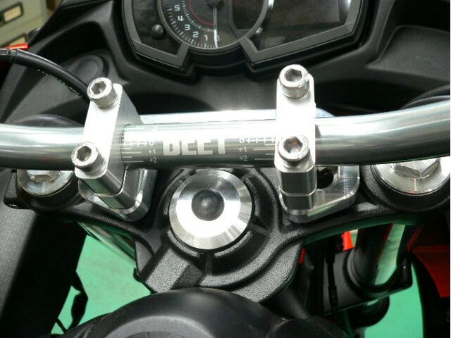 ※画像はイメージとなります。別なカラーを参考に掲載している場合があります。`17〜 Ninja650 バーハンドルコンバージョンKIT・ ノーマルハンドルを、より汎用性の高いパイプハンドル化するコンバージョンKIT です。・ ハンドルバーは弊社ハンドルを使用、ナビゲーションやレーダー探知機、無線機など、市販パイプハンドル用のブラケットを装着可能とする事で、取り付けスペースなどの問題も解消する事が可能です！・ ブレース無しKIT とブレース付きKIT（ブラック・ゴールド）の3 種類をラインアップ！・ ハンドル位置はSTD 比 約5 mm前または後 10 mmUP から ハンドル固定位置で調整可能（スイッチBOX 固定用の穴開け加工が必要です。）※ 振動対策にはハンドルバーウェイト（ハンドル内径14φ）を、別途お求めください。装着画像のハンドルはグレーですが製品はブラックとなります。ブレース無しKIT ブレース（ブラック）付きKIT・ブレース無しKIT品番 0605-KD7-14 JAN コード 4582346467885・ブレース付き(ブラック)KIT品番 0605-KD7-44 JAN コード 4582346467892・ブレース付き(ゴールド)KIT品番 0605-KD7-54 JAN コード 4582346467908・バーハンドルクランプKIT(ハンドルバー無し)品番 0605-KD7-50 JAN コード 4582346463498在庫状況について当店では複数店舗で同時販売を行っているため、ご注文いただいた時点で他店が先に完売し、在庫切れとなる場合がございます。今後の入荷予定を確認し、入荷が困難と判断した場合は、誠に勝手ながらご注文をキャンセルさせていただくことがございます。在庫管理について出来る限りリアルタイム更新を心がけておりますが、実際の在庫が反映されないことがございます。万が一、欠品となった場合はご容赦いただけますようお願いいたします。価格変動についてメーカーの価格は常に変動しているため、ご注文後に価格変更が判明した場合は、改めてご連絡させていただくことがございます。商品情報について商品ページ作成時には細心の注意を払っておりますが、稀に商品説明や価格に誤記がある場合がございます。誤記が確認された場合は、ご購入後であってもご連絡の上、やむを得ずご注文をキャンセルさせていただくことがございます。予めご了承ください。メーカー欠品・販売中止時の対応メーカー欠品や販売中止、仕様変更等により、ご用意できない場合もございます。その際はご注文をご連絡の上、キャンセルまたは内容変更にて対応させいただきます。また、欠品が長期化する場合は、納期につきまして事前にお問い合わせの上、ご案内いたします。