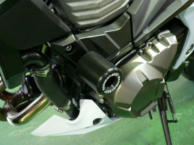 ※画像はイメージとなります。別なカラーを参考に掲載している場合があります。`13 Z800 マシンプロテクターKAWASAKI `13 Z800 にマシンプロテクターを、リーズナブルな価格で発売いたします。・ 取り付けはエンジンのハンガーボルトを弊社専用品に交換しての取り付け。・ 片方ずつの取付け作業であれば、エンジンを下ろすことなく取り付け可能。・ 補修パーツは左右それぞれASSY で供給可能。〈 ご注意 〉プロテクターは、軽度の転倒などによるフレームやエンジンなどの損傷を、できるだけ少なくしようとするものです。完全に保護できるものではありませんのでご注意ください。また、転倒時の状況によっては、非装着時よりも車両の損傷が大きくなる場合もございますので、ご了承ください。品番 0618-KC2-04 JAN コード 4582346459798在庫状況について当店では複数店舗で同時販売を行っているため、ご注文いただいた時点で他店が先に完売し、在庫切れとなる場合がございます。今後の入荷予定を確認し、入荷が困難と判断した場合は、誠に勝手ながらご注文をキャンセルさせていただくことがございます。在庫管理について出来る限りリアルタイム更新を心がけておりますが、実際の在庫が反映されないことがございます。万が一、欠品となった場合はご容赦いただけますようお願いいたします。価格変動についてメーカーの価格は常に変動しているため、ご注文後に価格変更が判明した場合は、改めてご連絡させていただくことがございます。商品情報について商品ページ作成時には細心の注意を払っておりますが、稀に商品説明や価格に誤記がある場合がございます。誤記が確認された場合は、ご購入後であってもご連絡の上、やむを得ずご注文をキャンセルさせていただくことがございます。予めご了承ください。メーカー欠品・販売中止時の対応メーカー欠品や販売中止、仕様変更等により、ご用意できない場合もございます。その際はご注文をご連絡の上、キャンセルまたは内容変更にて対応させいただきます。また、欠品が長期化する場合は、納期につきまして事前にお問い合わせの上、ご案内いたします。