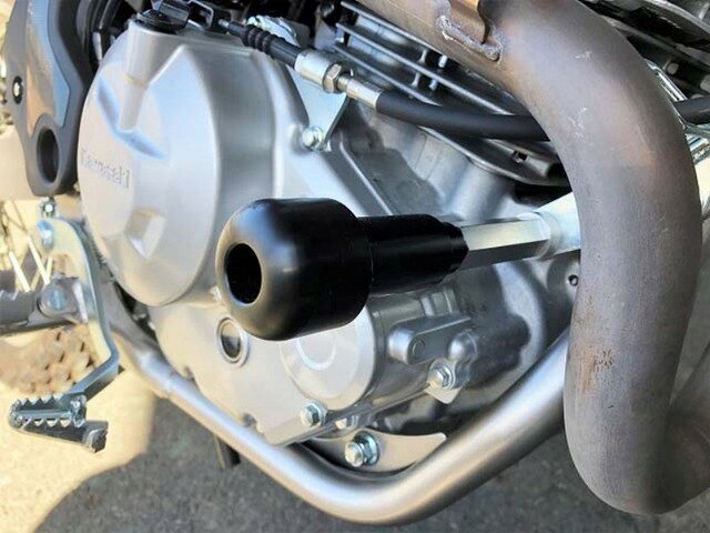 ※画像はイメージとなります。別なカラーを参考に掲載している場合があります。KAWASAKI KLX230 マシンプロテクターSET衝撃が加わると、取り付けボルトが折れる事により、衝撃力を分散させ他の部分に及ぼす損傷を軽減させる製品です。・ 装着はノーマルエンジンハンガーボルトと交換するのみの簡単装着！・ プロテクターはジュラコン総削り出し（ブラック）・ 補修パーツは左右それぞれASSY で供給可能。品番 0618-KF4-00 JAN コード 4582346466888在庫状況について当店では複数店舗で同時販売を行っているため、ご注文いただいた時点で他店が先に完売し、在庫切れとなる場合がございます。今後の入荷予定を確認し、入荷が困難と判断した場合は、誠に勝手ながらご注文をキャンセルさせていただくことがございます。在庫管理について出来る限りリアルタイム更新を心がけておりますが、実際の在庫が反映されないことがございます。万が一、欠品となった場合はご容赦いただけますようお願いいたします。価格変動についてメーカーの価格は常に変動しているため、ご注文後に価格変更が判明した場合は、改めてご連絡させていただくことがございます。商品情報について商品ページ作成時には細心の注意を払っておりますが、稀に商品説明や価格に誤記がある場合がございます。誤記が確認された場合は、ご購入後であってもご連絡の上、やむを得ずご注文をキャンセルさせていただくことがございます。予めご了承ください。メーカー欠品・販売中止時の対応メーカー欠品や販売中止、仕様変更等により、ご用意できない場合もございます。その際はご注文をご連絡の上、キャンセルまたは内容変更にて対応させいただきます。また、欠品が長期化する場合は、納期につきまして事前にお問い合わせの上、ご案内いたします。