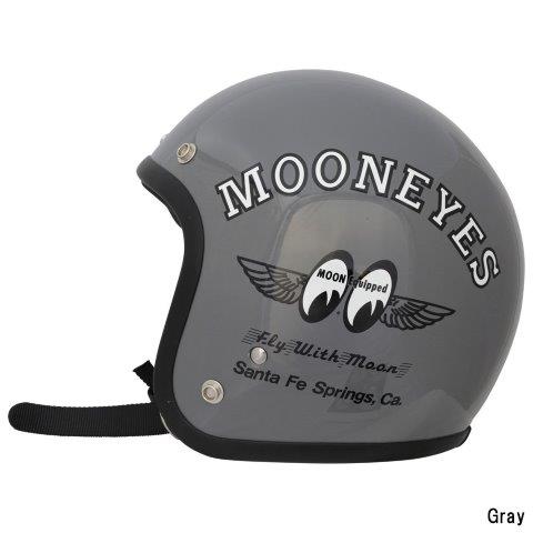MOONEYESのトラディショナルデザイン"Fly wi MOON"のジェットヘルメット使いやすく車種を選ばない人気のカラー、グレーとベージュの2色展開。内装は着脱が可能なのでお手入れもしやすいのがポイント。顎紐はDリングを採用。全排気量対応なので、スクーターから大型バイクまで安心してご使用いただけます。・SG規格(全排気量対応)・内装着脱可・ロゴ入り収納袋付