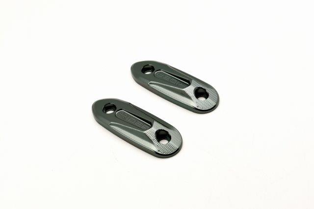■品番一覧 ・RI0000519(カラー:ブラック) ・RI0000520(カラー:ゴールド) ・RI0000521(カラー:チタン) ・RI0000522(カラー:レッド) ・RI0000523(カラー:ブルー) ■適合車種 YAMAHA YZF-R25/R3 2019- ■商品説明 ●バックミラーをハンドルマウントした際やサーキット走行時ミラーを外した際にミラー取付穴を埋めるドレスアップパーツです。 ●高強度アルミニウム合金素材(A6061-T6)削り出し、アルマイト仕上げで美しい外観を長く保ちます。 ■注意事項 ※取り付け写真はイメージです、商品のカラーと異なる場合もあります。 ※モニターの環境等の理由により画像の色と実物の色が若干異なって見える場合がございます。 ※この商品は予告なしに価格や仕様を変更する場合がございます。