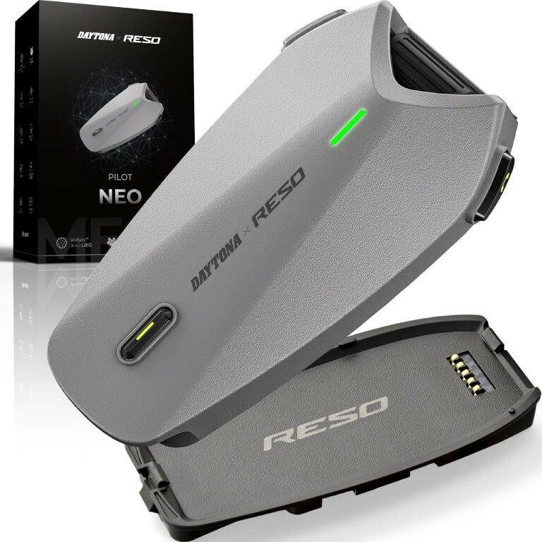 RESO(レソ)独自のハードウェア通信技術「UniSync(ユニシンク)」を搭載したバイク用インカム「PILOT NEO」。ボタン1つで接続できるシンプルな操作性と、安定したメッシュ通信を両立。15人までの同時接続が可能で、グループツーリング中のコミュニケーションをサポートします。NEO同士の1対1メッシュ通信では、通信距離2kmを実現しています。1950mAhの大容量バッテリーを採用。約24時間駆動し、5分間の充電で約2時間使用できる急速充電にも対応しています。スマートフォンの「Reso Link」アプリからファームウェアのアップデートが可能。アプリ経由で手軽に本体を更新できます。マグネットベースを採用しているため、本体の着脱も簡単です。独自開発のAIノイズキャンセル機能により、走行中の風切り音や周囲の騒音を低減。ライダー同士の会話を聞き取りやすくします。本体はIP67の防水・防塵設計を採用。マグネットベースにより本体の着脱も簡単です。DTシリーズや他社インカムとの接続が可能。アクションカメラとの音声連携にも対応しています。【主な仕様】・UniSync通信技術搭載・メッシュ通信対応・15人まで接続可能・通信距離 2km(NEO同士の1対1メッシュ通信時)・1950mAhバッテリー採用・急速充電対応(5分充電で約2時間使用)・遠隔ペアリング対応・AIノイズキャンセル搭載・IP67防水・防塵設計・マグネットベース採用・DTシリーズとの接続が可能・他社インカムとの接続が可能・アクションカメラとの音声連携が可能使用上の注意※RESO、UniSync、DuoSyncおよびFlow Talkは、深?紫午創新科技有限公司（Shenzhen Ziwu Chuangxin Technology Co., Ltd.）の商標または登録商標です。※充電の際には本商品に付属のケーブルをお使いください。注意事項画像はイメージです。別カラーが含まれている可能性がございます。在庫状況について当店では複数店舗で同時販売を行っているため、ご注文いただいた時点で他店が先に完売し、在庫切れとなる場合がございます。今後の入荷予定を確認し、入荷が困難と判断した場合は、誠に勝手ながらご注文をキャンセルさせていただくことがございます。在庫管理について出来る限りリアルタイム更新を心がけておりますが、実際の在庫が反映されないことがございます。万が一、欠品となった場合はご容赦いただけますようお願いいたします。価格変動についてメーカーの価格は常に変動しているため、ご注文後に価格変更が判明した場合は、改めてご連絡させていただくことがございます。商品情報について商品ページ作成時には細心の注意を払っておりますが、稀に商品説明や価格に誤記がある場合がございます。誤記が確認された場合は、ご購入後であってもご連絡の上、やむを得ずご注文をキャンセルさせていただくことがございます。予めご了承ください。メーカー欠品・販売中止時の対応メーカー欠品や販売中止、仕様変更等により、ご用意できない場合もございます。その際はご注文をご連絡の上、キャンセルまたは内容変更にて対応させいただきます。また、欠品が長期化する場合は、納期につきまして事前にお問い合わせの上、ご案内いたします。