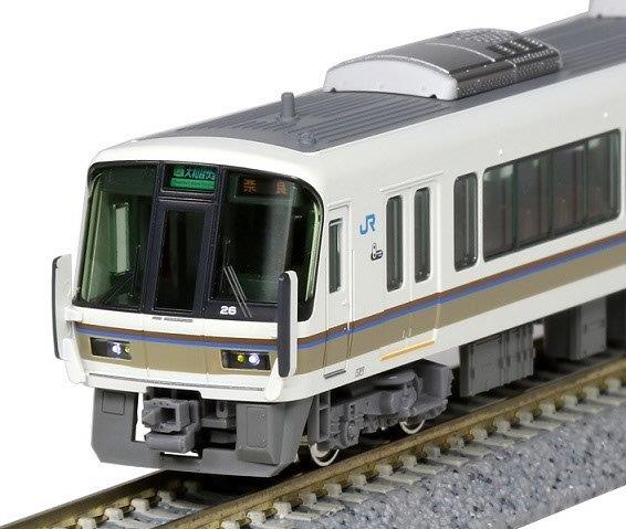 KATO カトー 鉄道模型 Nゲージ 221系リニューアル車大和路快速増結セット（4両） 10-1492製品説明221系は平成元年(1989)に登場した、東海道本線「新快速」用の直流近郊形電車で、JR西日本初となる新設計・製造が行われた車両です。現在は東海道・山陽本線の快速運用のほか、関西本線(大和路線)系統〜大阪環状線、奈良線、山陰本線(嵯峨野線)、草津線、湖西線など幅広い地域で活躍しています。平成25年(2013)より体質改善工事(リニューアル)が施され、前頭部に転落防止ホロを装備した姿になり、前照灯もHID灯+フォグライトになりました。製品情報● 吹田総合車両所奈良支所所属のNA413編成・NA414編成の現在の姿がプロトタイプ。● 前面の強化形スカート、転落防止ホロ、前照灯のHID灯+フォグライト化をはじめとした体質改善工事施工車の特徴を的確に再現。● 各先頭車ともヘッド/テールライト点灯、前面表示点灯(消灯スイッチ付)。ライトユニットには白色LEDを採用。● 先頭車間転落防止幌を、別パーツで再現。● 弱冷房車表記、車イス・ベビーカーマーク、ドアスイッチ、エンド表記、保安装置表記、ドアコック表記印刷済。● イスの成形色は茶色で設定。● フライホイール付き動力ユニットで安定した走行を実現。● ボディマウント密連カプラー(フック無)を採用。● DCCフレンドリー。● 側面行先表示部は黒色で再現。側面行先表示シール付属。● 前面表示は「Q 大和路快速 奈良」印刷済。交換用の前面表示は基本セットに「O 大和路快速 大阪環状線」「D みやこ路快速 京都」、　増結セットには「O大和路快速 大阪環状線」「Q 区間快速 加茂」が付属のほか、無地のものを各セット2個ずつ付属。メーカー品番:10-1492※タイトルに在庫有り記載以外はメーカー取り寄せ商品となります。※メーカー在庫有りの場合は3日〜5日にて発送予定となります。※予約商品やメーカー欠品の場合お時間をいたたきます。※メーカー完売・廃番の場合キャンセルさせていただく場合がございます。(代案がない場合)ご了承ください。