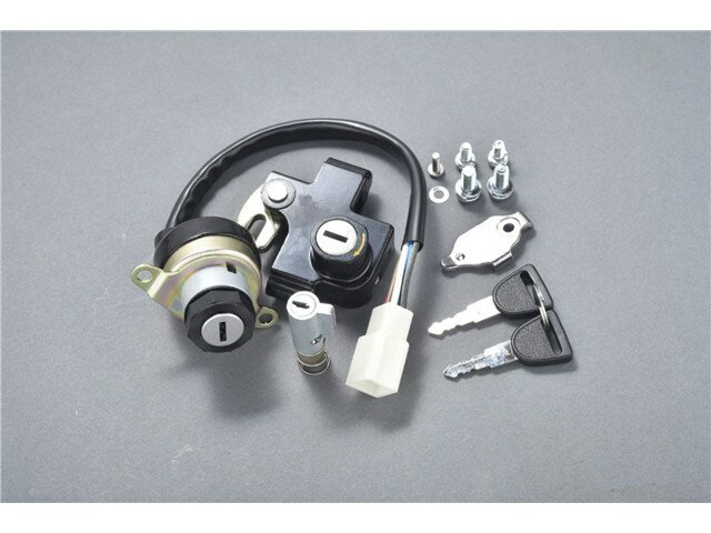 老朽化したイグニッションスイッチはキーシリンダーの回りが悪くなり、各電源配線の劣化も伴います。イグニッションスイッチだけの交換でありがちな複数キーの持ち歩きも解消するロックセット。KH250/400/400SS(イグニッション・シートロック・ハンドルロック) 適合車種 KH250 / KH400 [400SS]適合車種KH250KH400 [400SS]商品によっては [PDF] 図面や [YouTube] 動画等の手順がある場合があります。必ずメーカー公式サイトをご確認ください。サイズや種類の選択欄が表示されない場合があります。その際は ご注文前にお問い合わせください。■ 取付に関する重要なご案内（必ずお読みください）本製品の取付は、車両本体のメーカー発行サービスマニュアルを基本として、確かな知識と技術を持ったサービス工場（認定工場）にてプロのメカニックにより行ってください。近年エンドユーザー様がご自身で取り付けを行おうとし、きちんと取り付けられなかったり、または付近の部品が社外部品に交換されていることに気づかず、これが原因で取り付けられない事案が発生しています。適正な環境や工具が揃わないために、怪我や他部品の故障などが発生する可能性も大いにあります。取り付けに関してお問合せをいただいても、各車両により状態が違うため（改造の有無もある）お答えできない場合があります。取り付けはご自身で行わず、必ずプロショップにて行なってください。■ 取扱い・販売に関する注意一部商品は エムテック中京社のネット限定商品や、当ショップで取り扱いできない商品が掲載される場合があります。その場合は キャンセル処理とさせていただきます。■ キャンセル・返品・交換について受注生産品でメーカーに正式発注後はキャンセル不可。ご注文確定後のキャンセル・返品・交換はできません。納期遅延を理由としたキャンセルも不可。メーカー完売・廃番の場合のみ、当店よりご連絡の上キャンセルとなります。■ 在庫・納期についてご注文後に在庫確認を行い、結果をご連絡いたします。（お時間をいただく場合あり）タイトルに「在庫有り」と記載がない商品は 取り寄せ商品です。メーカー在庫あり：3〜5日程度で発送メーカー欠品時：2〜3か月程度かかる場合あり■ 出荷・検品についてメーカーで出荷前に開封・検品を行う場合があります。その際、一度テープを切って発送する場合がありますが、これを理由にした返品・交換は不可です。テープ状態確認のご要望には対応できません。■ その他掲載画像はイメージです。実物と異なる場合があります。