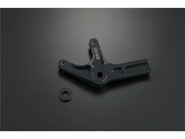 ・ブレンボ製2P(カニ)キャリパー(Φ32/Φ34) 対応・取付ボルト付属・ブラックアルマイト・純正ブレーキローター(Φ190×4t) 対応・純正/OVERスイングアーム 対応・純正/OVERホイール 対応・純正ブレーキホース使用可(OVERスイングアームの場合はSTD長)(メッシュホース推奨)※ブレーキキャリパーと専用バンジョーボルトなどは付属しません。待望のブレンボ対応DAX125用リアキャリパーサポートが登場。キャリパーをがっちりと固定できる確かな強度を持たせつつ、削りの繊細なデザイン性を実現。キャリパーマウントを上側とすることで、さりげないシックなカスタムを楽しめます。在庫状況について 当店では複数店舗で同時販売を行っているため、ご注文いただいた時点で他店が先に完売し、在庫切れとなる場合がございます。今後の入荷予定を確認し、入荷が困難と判断した場合は、誠に勝手ながらご注文をキャンセルさせていただくことがございます。 在庫管理について 出来る限りリアルタイム更新を心がけておりますが、実際の在庫が反映されないことがございます。万が一、欠品となった場合はご容赦いただけますようお願いいたします。 価格変動について メーカーの価格は常に変動しているため、ご注文後に価格変更が判明した場合は、改めてご連絡させていただくことがございます。 商品情報について 商品ページ作成時には細心の注意を払っておりますが、稀に商品説明や価格に誤記がある場合がございます。誤記が確認された場合は、ご購入後であってもご連絡の上、やむを得ずご注文をキャンセルさせていただくことがございます。予めご了承ください。 メーカー欠品・販売中止時の対応 メーカー欠品や販売中止、仕様変更等により、ご用意できない場合もございます。その際はご注文をご連絡の上、キャンセルまたは内容変更にて対応させいただきます。また、欠品が長期化する場合は、納期につきまして事前にお問い合わせの上、ご案内いたします。