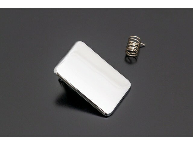 Z1Rテールカウルシートロック部にベストフィットし、純正同様のアルミ合金製ダイカスト。美しい輝くクロームメッキと、新たにシックな雰囲気を醸し出すブラッククロームの2ラインナップ。取り付けに必要なステンレス製スプリングを付属。■ 商品に関する注意商品によっては [PDF] 図面や [YouTube] 動画等の手順がある場合があります。必ずメーカー公式サイトをご確認ください。サイズや種類の選択欄が表示されない場合があります。その際は ご注文前にお問い合わせください。■ 取扱い・販売に関する注意一部商品は PMC社のネット限定商品や、当ショップで取り扱いできない商品が掲載される場合があります。その場合は キャンセル処理とさせていただきます。■ キャンセル・返品・交換について受注生産品でメーカーに正式発注後はキャンセル不可。ご注文確定後のキャンセル・返品・交換はできません。納期遅延を理由としたキャンセルも不可。メーカー完売・廃番の場合のみ、当店よりご連絡の上キャンセルとなります。■ 在庫・納期についてご注文後に在庫確認を行い、結果をご連絡いたします。（お時間をいただく場合あり）タイトルに「在庫有り」と記載がない商品は 取り寄せ商品です。メーカー在庫あり：3〜5日程度で発送メーカー欠品時：2〜3か月程度かかる場合あり■ 出荷・検品についてメーカーで出荷前に開封・検品を行う場合があります。その際、一度テープを切って発送する場合がありますが、これを理由にした返品・交換は不可です。テープ状態確認のご要望には対応できません。■ その他掲載画像はイメージです。実物と異なる場合があります。