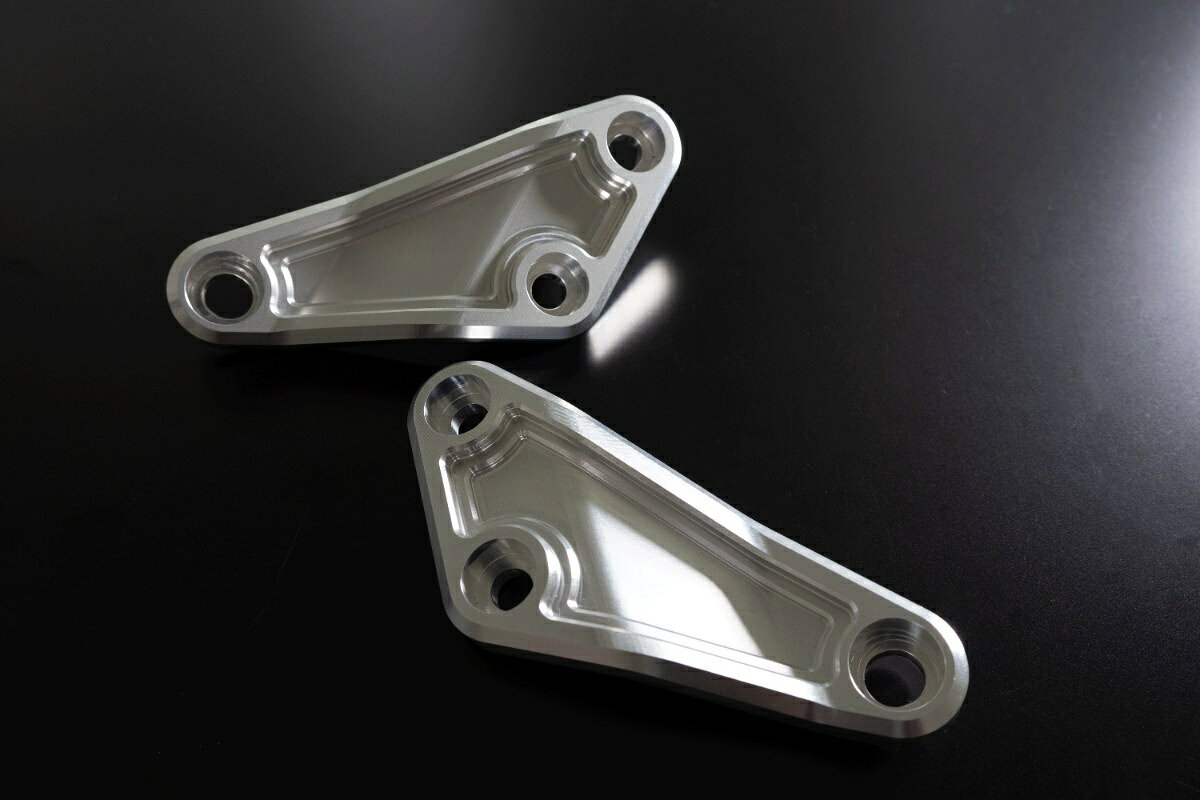 ビレットエンジンマウントキット CB1000F シルバー 注意事項 画像はイメージです。 別カラーが含まれている可能性がございます。 在庫状況について 当店では複数店舗で同時販売を行っているため、ご注文いただいた時点で他店が先に完売し、在庫切れとなる場合がございます。今後の入荷予定を確認し、入荷が困難と判断した場合は、誠に勝手ながらご注文をキャンセルさせていただくことがございます。 在庫管理について 出来る限りリアルタイム更新を心がけておりますが、実際の在庫が反映されないことがございます。万が一、欠品となった場合はご容赦いただけますようお願いします。 価格変動について メーカーの価格は常に変動しているため、ご注文後に価格変更が判明した場合は、改めてご連絡させていただくことがございます。 商品情報について 商品ページ作成時には細心の注意を払っておりますが、稀に商品説明や価格に誤記がある場合がございます。誤記が確認された場合は、ご購入後であってもご連絡の上、やむを得ずご注文をキャンセルさせていただくことがございます。予めご了承ください。 メーカー欠品・販売中止時の対応 メーカー欠品や販売中止、仕様変更等により、ご用意できない場合もございます。その際はご注文をご連絡の上、キャンセルまたは内容変更にて対応させいただきます。また、欠品が長期化する場合は、納期につきまして事前にお問い合わせの上、ご案内いたします。