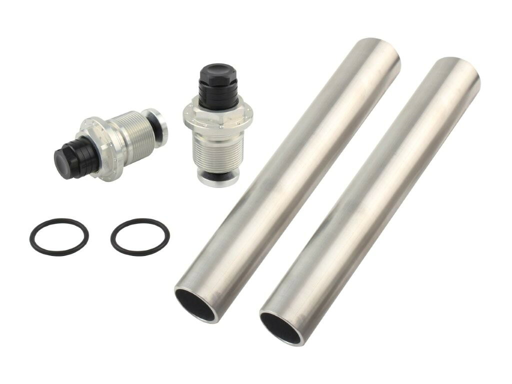 純正フロントフォークキャップと交換して取り付ける事で、プリロード(イニシャル)調整が可能になります。ドレスアップ効果も含め、ストリートにお勧めのパーツです。アルミ削り出し/アルマイト仕上げOリング/専用シートパイプ付属1台分セット締め込み調整幅：約12mmMADE IN JAPAN適合車種CT125ハンターカブ 20-25 JA55/JA65注意事項画像はイメージです。別カラーが含まれている可能性がございます。在庫状況について当店では複数店舗で同時販売を行っているため、ご注文いただいた時点で他店が先に完売し、在庫切れとなる場合がございます。今後の入荷予定を確認し、入荷が困難と判断した場合は、誠に勝手ながらご注文をキャンセルさせていただくことがございます。在庫管理について出来る限りリアルタイム更新を心がけておりますが、実際の在庫が反映されないことがございます。万が一、欠品となった場合はご容赦いただけますようお願いいたします。価格変動についてメーカーの価格は常に変動しているため、ご注文後に価格変更が判明した場合は、改めてご連絡させていただくことがございます。商品情報について商品ページ作成時には細心の注意を払っておりますが、稀に商品説明や価格に誤記がある場合がございます。誤記が確認された場合は、ご購入後であってもご連絡の上、やむを得ずご注文をキャンセルさせていただくことがございます。予めご了承ください。メーカー欠品・販売中止時の対応メーカー欠品や販売中止、仕様変更等により、ご用意できない場合もございます。その際はご注文をご連絡の上、キャンセルまたは内容変更にて対応させいただきます。また、欠品が長期化する場合は、納期につきまして事前にお問い合わせの上、ご案内いたします。