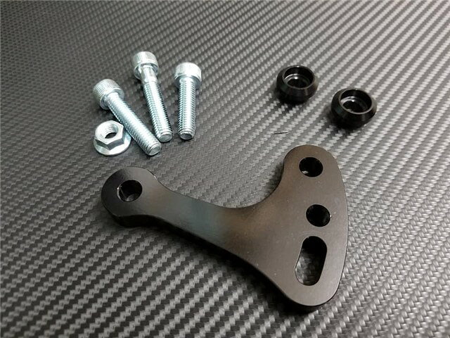 ご注意ください。画像はイメージでございます。他のカラーが含まれている場合がございます。必ずメーカーサイトをご確認の上、品番を確認してからご注文ください。STRIKER ストライカー マフラーリペアパーツ タンデムスライドステー KAWASAKI Z900RS/CAFE スリップオン用 0TS1411メーカー名 : STRIKER ストライカーメーカー品番 : 0TS1411商品名 : マフラーリペアパーツ タンデムスライドステー KAWASAKI Z900RS/CAFE スリップオン用■商品名STRIKERマフラーリペアパーツタンデムスライドステー KAWASAKI Z900RS/CAFE■品番/タイプ・0TS1410-R フルエキ用・0TS1410 スリップオン用■素材/色ジュラルミン/ブラックアルマイト仕上げ■備考STRIKERマフラーZ900RS用に付属のリペアパーツ、タンデムスライドステーとなります。タンデムステップの高さを変更する部品です。左右どちらにも使用可能となります。適合型式:2BL-ZR900C,8BL-ZR900K,8BL-ZR902Aフルエキ用とスリップオン用では付属品の構成部品が一部異なります。※画像はフルエキ用のセット内容です。※画像はイメージの商品がございます。※詳しくはメーカーホームページにてご確認ください。(詳細寸法・その他適合車種・注意事項・画像・等々)※タイトルに在庫有り商品の場合、複数店舗で同時に販売しておりますので、ご注文を頂きました時点で稀に他店舗にて完売してしまい、欠品となってしまう場合がございます。今後の入荷予定も確認させて頂き、入荷困難な場合は誠に勝手ながらご注文のお取消しをさせて頂く場合がございます。※在庫管理につきましては、出来る限りのこまめな更新を心掛けておりますが、リアルタイムでの更新が困難な為、万が一欠品の際はご了承頂けます様宜しくお願いいたします。また、メーカー価格が常に変動しておりますので、価格が変わってしまっている商品があった場合、ご注文後にご連絡する場合がございます。※商品ページ作成時には細心の注意を払い作成をしておりますが、商品説明文や販売価格等の記載ミスにより、お客様に間違った情報を提供してしまう可能性もございます。その場合、誤記載内容によっては、お客様に連絡後お取引を一旦キャンセル処理をさせていただく場合がございます。予めご了承頂けます様宜しくお願いいたします。※商品のご注文にあたり、予めお客様ご自身でメーカーホームページでお調べ後、品番確認後ご注文頂けます様宜しくお願いいたします。品番違いによる商品返品、返金、補填等は一切出来ませんのでご了承下さい。※メーカー側で後継品番や代替品品番に変更となる場合もございますので、予めご了承下さい。※商品ページタイトルに在庫ありの記載が無い商品は、メーカー取り寄せとなっております。※メーカー受注生産品・取り寄せ品のため、納期は別途ご連絡いたします。メーカー発注後のキャンセルはお受けできません。※メーカー欠品・販売中止・仕様変更等により商品がご用意出来ない場合もございます。その場合ご注文のキャンセル、または変更にて対応させて頂く場合がございます。また、メーカー欠品時、入荷まで長らくお時間を頂く場合がございます。納期日程を問い合わせにてご連絡させて頂きますので宜しくお願いいたします。