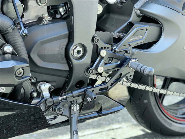 STRIKER ストライカー SPECIAL STEP KIT 6ポジション KAWASAKI Ninja ZX-6R `19~`26 SS-AA2152Bメーカー名 : STRIKER ストライカーメーカー品番 : SS-AA2152BJANコード : 4580363911992商品名 : SPECIAL STEP KIT 6ポジション KAWASAKI Ninja ZX-6R `19~`26■商品名STRIKER SPECIAL STEP KIT 6ポジション■適合車種KAWASAKI`19~`26 Ninja ZX-6R■品番SS-AA2152B■ポジション6ポジション(1)07mmBACK/07mmUP (2)17mmBACK/07mmUP (3)27mmBACK/07mmUP (4)07mmBACK/17mmUP(5)17mmBACK/17mmUP (6)27mmBACK/17mmUP■材質ジュラルミン■色ブラックハードアルマイト■逆シフト不可■対応情報・純正ブレーキスイッチ・純正ブレーキホース■備考・左右ペダルにボールペアリング採用・ペダルレングス調整可能・純正クイックシフター対応※注意事項※※オプションパーツのワイドヒールガード装着不可※画像はイメージの商品がございます。※詳しくはメーカーホームページにてご確認ください。(詳細寸法・その他適合車種・注意事項・画像・等々)※タイトルに在庫有り商品の場合、複数店舗で同時に販売しておりますので、ご注文を頂きました時点で稀に他店舗にて完売してしまい、欠品となってしまう場合がございます。今後の入荷予定も確認させて頂き、入荷困難な場合は誠に勝手ながらご注文のお取消しをさせて頂く場合がございます。※在庫管理につきましては、出来る限りのこまめな更新を心掛けておりますが、リアルタイムでの更新が困難な為、万が一欠品の際はご了承頂けます様宜しくお願いいたします。また、メーカー価格が常に変動しておりますので、価格が変わってしまっている商品があった場合、ご注文後にご連絡する場合がございます。※商品ページ作成時には細心の注意を払い作成をしておりますが、商品説明文や販売価格等の記載ミスにより、お客様に間違った情報を提供してしまう可能性もございます。その場合、誤記載内容によっては、お客様に連絡後お取引を一旦キャンセル処理をさせていただく場合がございます。予めご了承頂けます様宜しくお願いいたします。※商品のご注文にあたり、予めお客様ご自身でメーカーホームページでお調べ後、品番確認後ご注文頂けます様宜しくお願いいたします。品番違いによる商品返品、返金、補填等は一切出来ませんのでご了承下さい。※メーカー側で後継品番や代替品品番に変更となる場合もございますので、予めご了承下さい。※商品ページタイトルに在庫ありの記載が無い商品は、メーカー取り寄せとなっております。※メーカー受注生産品・取り寄せ品のため、納期は別途ご連絡いたします。メーカー発注後のキャンセルはお受けできません。※メーカー欠品・販売中止・仕様変更等により商品がご用意出来ない場合もございます。その場合ご注文のキャンセル、または変更にて対応させて頂く場合がございます。また、メーカー欠品時、入荷まで長らくお時間を頂く場合がございます。納期日程を問い合わせにてご連絡させて頂きますので宜しくお願いいたします。