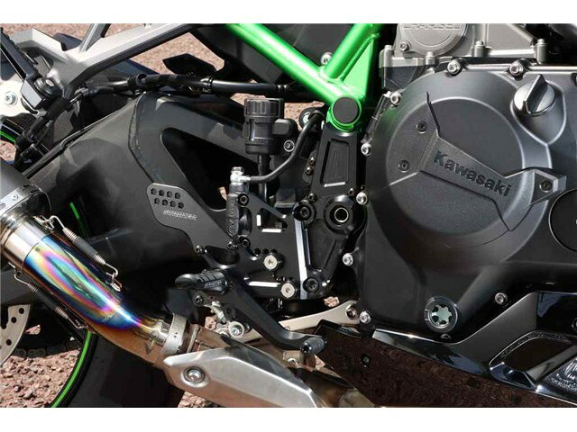 STRIKER ストライカー Sports Touring Concept "STC" STEP KIT 6ポジション KAWASAKI ZH2/SE SS-ST2153Bメーカー名 : STRIKER ストライカーメーカー品番 : SS-ST2153BJANコード : 4580363912067商品名 : Sports Touring Concept "STC" STEP KIT 6ポジション KAWASAKI ZH2/SE■商品名STRIKER Sports Touring concept "STC"STEP KIT■適合車種Kawasaki・Z H2・Z H2/SE■品番SS-ST2153B■ポジション6ポジション(1)20mmBACK/20mmUP (2)20mmBACK/30mmUP(3)30mmBACK/20mmUP (4)30mmBACK/30mmUP(5)40mmBACK/20mmUP (6)40mmBACK/30mmUP■材質ジュラルミン■色ブラックハードアルマイト■逆シフト可■対応情報純正ブレーキスイッチ純正ブレーキホース純正クイックシフター■備考・左右ペダルにボールペアリング採用・ペダルレングス調整可能・純正クイックシフター対応・リペアパーツはボルト1本からご対応■ポイントスポーツツーリングコンセプトで楽しく!より快適に!STCステップキットの特徴は、足の接地面を増やした新設計のスラッシュカットタイプのステップバーを採用。ツーリング時など快適性をアップし疲労感の軽減を目的としています。ペダル、プレート類の肉抜きを最小限にし剛性をアップ!出先での転倒時パーツの損傷を最小限に抑えます!!純正のステップはフレーム覆う形状です。外してみたところステッププレートに隠れている部分のフレームのデザインがパイプ形状とは異なりこのままむき出しにはできないと考えました。そこで、デザインを純正の様にフレームをカバーする様フルプレートで設計デザイン!もちろん純正クイックシフターにも対応する様に設計しております。※画像はイメージの商品がございます。※詳しくはメーカーホームページにてご確認ください。(詳細寸法・その他適合車種・注意事項・画像・等々)※タイトルに在庫有り商品の場合、複数店舗で同時に販売しておりますので、ご注文を頂きました時点で稀に他店舗にて完売してしまい、欠品となってしまう場合がございます。今後の入荷予定も確認させて頂き、入荷困難な場合は誠に勝手ながらご注文のお取消しをさせて頂く場合がございます。※在庫管理につきましては、出来る限りのこまめな更新を心掛けておりますが、リアルタイムでの更新が困難な為、万が一欠品の際はご了承頂けます様宜しくお願いいたします。また、メーカー価格が常に変動しておりますので、価格が変わってしまっている商品があった場合、ご注文後にご連絡する場合がございます。※商品ページ作成時には細心の注意を払い作成をしておりますが、商品説明文や販売価格等の記載ミスにより、お客様に間違った情報を提供してしまう可能性もございます。その場合、誤記載内容によっては、お客様に連絡後お取引を一旦キャンセル処理をさせていただく場合がございます。予めご了承頂けます様宜しくお願いいたします。※商品のご注文にあたり、予めお客様ご自身でメーカーホームページでお調べ後、品番確認後ご注文頂けます様宜しくお願いいたします。品番違いによる商品返品、返金、補填等は一切出来ませんのでご了承下さい。※メーカー側で後継品番や代替品品番に変更となる場合もございますので、予めご了承下さい。※商品ページタイトルに在庫ありの記載が無い商品は、メーカー取り寄せとなっております。※メーカー受注生産品・取り寄せ品のため、納期は別途ご連絡いたします。メーカー発注後のキャンセルはお受けできません。※メーカー欠品・販売中止・仕様変更等により商品がご用意出来ない場合もございます。その場合ご注文のキャンセル、または変更にて対応させて頂く場合がございます。また、メーカー欠品時、入荷まで長らくお時間を頂く場合がございます。納期日程を問い合わせにてご連絡させて頂きますので宜しくお願いいたします。