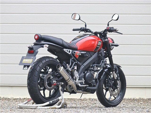 WR’S ダブルアールズ マフラー ショートオーバル フルエキゾースト ステンレス サイレンサー LA2150JMメーカー名 : WR’S ダブルアールズメーカー品番 : LA2150JMJANコード : 4582734412800対応車種 : YAMAHA 2023-XSR125 【8BJ-RE46J】 フルエキゾーストタイプ : ショートオーバル フルエキゾースト仕様 : ステンレス サイレンサー近接/加速騒音値 : 85dB/78dBJMCA認証マフラー(車検対応)■ショートオーバルサイレンサー【ショートオーバルサイレンサー】 ※ ノーマルマフラー重量は 4.97kg・ステンレスサイレンサー仕様 LA2150JM 2.82kg・焼き色チタンサイレンサー仕様 LS2150JM 2.62kg・F-BLACK (SUS)サイレンサー仕様 LF2150JM 2.82kg※F-BLACK仕様にはステンレスシェルを採用しています。『XSR125のデザインに似合うサイレンサー』をコンセプトのもと、ショートオーバルサイレンサーを採用、兄弟車両である(YZF-R125/MT-125)用とは全く違うコンセプトにおいて完全専用設計でフルエキゾーストを開発しました。アクセルレスポンスの改善、低速域のトルク・パワーをそのままに中高回転域を大きくアップデートに成功。今回エキゾーストパイプにチャンバーパイプを設置する事により、コンパクトでスリムなサイレンサーでありながら音量を抑制しつつも中高速域のパワーをスポイルする事無く、全域でストレスのない吹け上がりを実現しています。またチャンバーパイプ設置の効果として、アクセルを大きく開けた時のシングル独特の強いパルス感を抑制しており、 勤 通や通学・タウンユースやツーリングにおいても疲れにくい軽快なサウンドに仕上げています。マフラー重量は純正に対してそれぞれ約37〜47%の軽量化に成功。操安性とマス集中化にも大きく貢献しています。サイレンサーシェルにはステンレス・焼き色チタン・F-BLACKの3種類をご用意しています。※画像はイメージの商品がございます。※詳しくはメーカーホームページにてご確認ください。(詳細寸法・その他適合車種・注意事項・画像・等々)※在庫管理につきましては、出来る限りのこまめな更新を心掛けておりますが、リアルタイムでの更新が困難な為、万が一欠品の際はご了承頂けます様宜しくお願いいたします。また、メーカー価格が常に変動しておりますので、価格が変わってしまっている商品があった場合、ご注文後にご連絡する場合がございます。※商品ページ作成時には細心の注意を払い作成をしておりますが、商品説明文や販売価格等の記載ミスにより、お客様に間違った情報を提供してしまう可能性もございます。その場合、誤記載内容によっては、お客様に連絡後お取引を一旦キャンセル処理をさせていただく場合がございます。予めご了承頂けます様宜しくお願いいたします。※商品のご注文にあたり、予めお客様ご自身でメーカーホームページでお調べ後、品番確認後ご注文頂けます様宜しくお願いいたします。品番違いによる商品返品、返金、補填等は一切出来ませんのでご了承下さい。※メーカー側で後継品番や代替品品番に変更となる場合もございますので、予めご了承下さい。※商品ページタイトルに在庫ありの記載が無い商品は、メーカー取り寄せとなっております。※メーカーに在庫がある場合は1週間前後で発送いたします。※メーカー欠品・販売中止・仕様変更等により商品がご用意出来ない場合もございます。その場合ご注文のキャンセル、または変更にて対応させて頂く場合がございます。また、メーカー欠品時、入荷まで長らくお時間を頂く場合がございます。納期日程を問い合わせにてご連絡させて頂きますので宜しくお願いいたします。