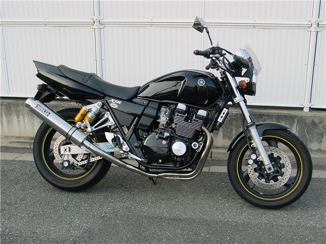 WR’S ダブルアールズ マフラー ラウンドタイプ フルエキゾースト ステンレス/ステンレス LA2403JMメーカー名 : WR’S ダブルアールズメーカー品番 : LA2403JMJANコード : 4582734410943対応車種 : YAMAHA XJR400R('01〜) 【BC-RH02J】 フルエキゾーストタイプ : ラウンドタイプ フルエキゾースト仕様 : ステンレス/ステンレス近接/加速騒音値 : 90JMCA認証マフラー(車検対応)■ラウンドタイプ フルエキゾースト【ラウンドタイプ】・ ステンレスサイレンサー仕様 6.4kg・ チタンサイレンサー仕様 6.3kg・ カーボンサイレンサー仕様 6.1kg※ボルト類含む総重量。※在庫限りで販売終了予定。ミドルクラスを知り尽くしたWR'Sが贈るJMCA認定品のニューラインナップモデル。集合方式をこれまでの4-1集合タイプから新設計の4-2-1方式としてノーマルはもちろんの事、従来のスーパーバイクフルエキゾーストを凌ぐハイエンドモデルとして登場!各車種に応じた集合方式、パイプ長を厳選し、新たな視点から開発した「完全新設計」。ワンクラス上の質感、フォルムはもちろん、4-2-1方式の特性をフルに活かし、低速トルクから体感出来るパワーフィールは必ず満足頂けると思います。サイレンサーはストレート構造を採用。経年変化にも対応しながらアクセルレスポンスによる「パワー感」にも拘った新設計モデル。より一層安心して「WR'S POWER」を堪能して下さい。※価格は税込価格です。※画像はイメージの商品がございます。※詳しくはメーカーホームページにてご確認ください。(詳細寸法・その他適合車種・注意事項・画像・等々)※在庫管理につきましては、出来る限りのこまめな更新を心掛けておりますが、リアルタイムでの更新が困難な為、万が一欠品の際はご了承頂けます様宜しくお願いいたします。また、メーカー価格が常に変動しておりますので、価格が変わってしまっている商品があった場合、ご注文後にご連絡する場合がございます。※商品ページ作成時には細心の注意を払い作成をしておりますが、商品説明文や販売価格等の記載ミスにより、お客様に間違った情報を提供してしまう可能性もございます。その場合、誤記載内容によっては、お客様に連絡後お取引を一旦キャンセル処理をさせていただく場合がございます。予めご了承頂けます様宜しくお願いいたします。※商品のご注文にあたり、予めお客様ご自身でメーカーホームページでお調べ後、品番確認後ご注文頂けます様宜しくお願いいたします。品番違いによる商品返品、返金、補填等は一切出来ませんのでご了承下さい。※メーカー側で後継品番や代替品品番に変更となる場合もございますので、予めご了承下さい。※商品ページタイトルに在庫ありの記載が無い商品は、メーカー取り寄せとなっております。※メーカーに在庫がある場合は1週間前後で発送いたします。※メーカー欠品・販売中止・仕様変更等により商品がご用意出来ない場合もございます。その場合ご注文のキャンセル、または変更にて対応させて頂く場合がございます。また、メーカー欠品時、入荷まで長らくお時間を頂く場合がございます。納期日程を問い合わせにてご連絡させて頂きますので宜しくお願いいたします。