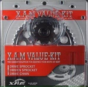 【XAMバリューキット】エンジンパワーをリアタイヤに伝達するのがスプロケットとチェーンに課せられた役割です。スプロケットとチェーンはお互いに密接な関係にあり、双方を同時に交換しなければ元のパフォーマンスを発揮しません。X.A.M VALUE-KITはフロント、リアスプロケット、チェーン3点を交換することによりスムースな駆動を確保し双方の寿命が延びパワーロスや振動、騒音を抑え燃費の向上を支えることが可能です。スプロケットはメーカー純正歯数、チェーンは車種に適合した推奨グレード、純正リンク数にカット済の商品をセットでご用意しております。面倒なチェーン切断のお手間を取らせません。【XAMフロントスプロケット】クロムモリブデン鋼を使用。更に浸炭焼き入れ処理で耐摩耗性を向上させました。ラインナップと丁数レンジに幅を持たせ、幅広い車種のセッティングに対応します。【XAMクラシック鉄スプロケット】スチールリアスプロケット(S45C鋼)歯先高周波焼き入れ処理により表面硬度を飛躍的に向上。スーパーロングライフを実現します。【DIDドライブチェーン】DIDチェーンの最上級チェーングレード選定し、チェーンの長さもジャストサイズにカット済みとなっております。カラー:ゴールド【セット内容】・XAMフロントスプロケット・XAMクラシック鉄スプロケット・DIDドライブチェーン適合モデル:GSX1300R HAYABUSA (19/20)/B-KING 1340 (07-)排気量:1300フロントスプロケット丁数:18リアスプロケット丁数:43チェーンサイズ:530チェーンリンク数:118L※画像はイメージです。※タイトルに在庫有り記載以外の商品は取り寄せとなります。※メーカーに在庫がある場合1週間前後にて発送となります。※メーカー欠品の場合お時間をいただく場合がございます。※完売や廃番、部品の調達に時間がかかり、入荷が長期(半年以上)の場合がございます。その際はご連絡の上キャンセルさせていただく場合がございます。ご了承ください。