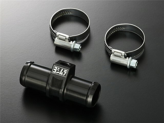 YOSHIMURA ヨシムラ 水温センサーアダプターセット ホース内径 Φ22用 415-022-0000メーカー名 : YOSHIMURA ヨシムラメーカー品番 : 415-022-0000JANコード : 4571463859956商品名 : 水温センサーアダプターセット ホース内径 Φ22用PRO-GRESSメーター用センサー Type-C(PT1/8-28)を装着できるセンサーアダプターです。ラジエーターホース内の水温を測定できるよう、ラジエーターホース内径φ22とφ25に合うサイズをラインナップ。【仕様】・アルミ削り出し・ブラックアルマイト仕上げ・ラジエーターホースを固定する為のホースバンド付属・本体全長:70mm・ホース取付部 長さ:25mm (両サイド共)削り出し加工により無駄の無い形状に仕上げ、重量は約30gと軽量仕様。ラジエターホースをカットし、アダプターを付属のホースバンドで固定します。【商品内容】・水温センサーアダプター本体・ホースバンド×2(取付可能センサー)(アルミ製品について)・本製品は着色アルマイト処理がされており、紫外線や周囲環境の影響により時間経過とともに退色が進行いたします。・薬品、熱などの要因により変色、退色、ひび割れが発生する場合があります。予めご了承ください。※画像はイメージの商品がございます。※詳しくはメーカーホームページにてご確認ください。(詳細寸法・その他適合車種・注意事項・画像・等々)※タイトルに在庫有り商品の場合、複数店舗で同時に販売しておりますので、ご注文を頂きました時点で稀に他店舗にて完売してしまい、欠品となってしまう場合がございます。今後の入荷予定も確認させて頂き、入荷困難な場合は誠に勝手ながらご注文のお取消しをさせて頂く場合がございます。※在庫管理につきましては、出来る限りのこまめな更新を心掛けておりますが、リアルタイムでの更新が困難な為、万が一欠品の際はご了承頂けます様宜しくお願いいたします。また、メーカー価格が常に変動しておりますので、価格が変わってしまっている商品があった場合、ご注文後にご連絡する場合がございます。※商品ページ作成時には細心の注意を払い作成をしておりますが、商品説明文や販売価格等の記載ミスにより、お客様に間違った情報を提供してしまう可能性もございます。その場合、誤記載内容によっては、お客様に連絡後お取引を一旦キャンセル処理をさせていただく場合がございます。予めご了承頂けます様宜しくお願いいたします。※商品のご注文にあたり、予めお客様ご自身でメーカーホームページでお調べ後、品番確認後ご注文頂けます様宜しくお願いいたします。品番違いによる商品返品、返金、補填等は一切出来ませんのでご了承下さい。※メーカー側で後継品番や代替品品番に変更となる場合もございますので、予めご了承下さい。※商品ページタイトルに在庫ありの記載が無い商品は、メーカー取り寄せとなっております。※メーカーに在庫がある場合は1週間前後で発送いたします。※メーカー欠品・販売中止・仕様変更等により商品がご用意出来ない場合もございます。その場合ご注文のキャンセル、または変更にて対応させて頂く場合がございます。また、メーカー欠品時、入荷まで長らくお時間を頂く場合がございます。納期日程を問い合わせにてご連絡させて頂きますので宜しくお願いいたします。