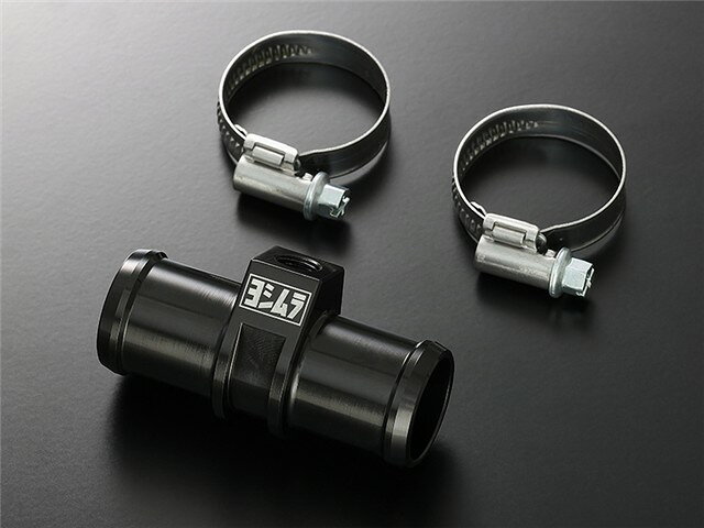 YOSHIMURA ヨシムラ 水温センサーアダプターセット ホース内径 Φ25用 415-025-0000メーカー名 : YOSHIMURA ヨシムラメーカー品番 : 415-025-0000JANコード : 4571463859963商品名 : 水温センサーアダプターセット ホース内径 Φ25用PRO-GRESSメーター用センサー Type-C(PT1/8-28)を装着できるセンサーアダプターです。ラジエーターホース内の水温を測定できるよう、ラジエーターホース内径φ22とφ25に合うサイズをラインナップ。【仕様】・アルミ削り出し・ブラックアルマイト仕上げ・ラジエーターホースを固定する為のホースバンド付属・本体全長:70mm・ホース取付部 長さ:25mm (両サイド共)削り出し加工により無駄の無い形状に仕上げ、重量は約30gと軽量仕様。ラジエターホースをカットし、アダプターを付属のホースバンドで固定します。【商品内容】・水温センサーアダプター本体・ホースバンド×2(取付可能センサー)(アルミ製品について)・本製品は着色アルマイト処理がされており、紫外線や周囲環境の影響により時間経過とともに退色が進行いたします。・薬品、熱などの要因により変色、退色、ひび割れが発生する場合があります。予めご了承ください。※画像はイメージの商品がございます。※詳しくはメーカーホームページにてご確認ください。(詳細寸法・その他適合車種・注意事項・画像・等々)※タイトルに在庫有り商品の場合、複数店舗で同時に販売しておりますので、ご注文を頂きました時点で稀に他店舗にて完売してしまい、欠品となってしまう場合がございます。今後の入荷予定も確認させて頂き、入荷困難な場合は誠に勝手ながらご注文のお取消しをさせて頂く場合がございます。※在庫管理につきましては、出来る限りのこまめな更新を心掛けておりますが、リアルタイムでの更新が困難な為、万が一欠品の際はご了承頂けます様宜しくお願いいたします。また、メーカー価格が常に変動しておりますので、価格が変わってしまっている商品があった場合、ご注文後にご連絡する場合がございます。※商品ページ作成時には細心の注意を払い作成をしておりますが、商品説明文や販売価格等の記載ミスにより、お客様に間違った情報を提供してしまう可能性もございます。その場合、誤記載内容によっては、お客様に連絡後お取引を一旦キャンセル処理をさせていただく場合がございます。予めご了承頂けます様宜しくお願いいたします。※商品のご注文にあたり、予めお客様ご自身でメーカーホームページでお調べ後、品番確認後ご注文頂けます様宜しくお願いいたします。品番違いによる商品返品、返金、補填等は一切出来ませんのでご了承下さい。※メーカー側で後継品番や代替品品番に変更となる場合もございますので、予めご了承下さい。※商品ページタイトルに在庫ありの記載が無い商品は、メーカー取り寄せとなっております。※メーカーに在庫がある場合は1週間前後で発送いたします。※メーカー欠品・販売中止・仕様変更等により商品がご用意出来ない場合もございます。その場合ご注文のキャンセル、または変更にて対応させて頂く場合がございます。また、メーカー欠品時、入荷まで長らくお時間を頂く場合がございます。納期日程を問い合わせにてご連絡させて頂きますので宜しくお願いいたします。