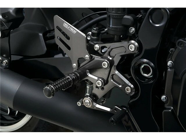 YOSHIMURA ヨシムラ ヨシムラ ステップKIT X-TREAD 559-269-V000メーカー名 : YOSHIMURA ヨシムラメーカー品番 : 559-269-V000JANコード : 4571463842439商品名 : ヨシムラ ステップKIT X-TREAD対応車種・年式 : Z900RS 2018 / 2019 / 2020 / 2021 / 2022 / 2023 / 2024 / 2025ネオレトロスポーツとして、細部までこだわりが盛り込まれたスタイリングと、最新のテクノロジーに基づく走行性能を持ち合わせたZ900RS/CAFE。「X-TREAD」のコンセプトも同様に、多くのテストを繰り返してたどり着いたヒールプレートのデザインは、Z900RS/CAFE スタイリングを引き締め、選びぬかれたパーツ形状や素材は、様々な走行シーンでライダーの意図をダイレクトにマシンに伝達します。・正チェンジ仕様・ABS、ブレーキスイッチ対応BACK : UPポジション1 / 45mm / 40mmポジション2 / 45mm / 55mmポジション3 / 57.5mm / 40mmポジション4 / 57.5mm / 55mmFEATURES - 特徴 -ヒールプレートは、強いホールドにも耐える強度と、ライディングブーツが引っかかりにくい操作性を考慮した形状に設定しています。4ポジションの調整可能で、様々な体型、ライディングスタイルに対応します。固定式ステップバーは、一般的なローレット加工よりも複雑な切削加工を施し、加重、抜重などの動作をダイレクトに車体に伝えます。ペダル先端は、滑りにくく確実なペダル操作を可能とするラバータイプを採用しています。 シフト側3ポジション、ブレーキ側2ポジションでペダルバーの位置調整が可能です。ペダル軸には、2つのベアリングを組み込み、スムーズでダイレクトなシフト&ブレーキフィールを実現します。 シフトペダルの調整は、5つのポジションから選択できます。STYLING - デザイン -3面加工を施したヒールプレートのデザインは、ヨシムラGSX-R1000レーサーで採用された形状をオマージュしています。 レーシングパーツ同様の肉抜き加工を施し、軽量化に貢献しています。 ヒールプレートは、形状、材質の選定と強度テストを行い、ヨシムラで定めた基準をクリアしています。 ヒールプレートに「ヨシムラX-TREAD」のロゴを刻印。 アルマイトカラーは、「スレートグレー」を採用し上質な存在感を主張します。 高性能・高品質の証としてシリアル番号をレーザーマーキングしています。このシリアル番号はこの世に二つとして同じものは存在しません。QUALITY - 素材・品質 -・航空宇宙機器にも使用されるグレードのアルミニウム合金をメインの材質として使用しています。・ステップバーには、張力を落としたアルミニウム合金を使用することで、転倒時にステップバーが曲がりベースプレートや、フレームへのダメージを低減します。製品保証・転倒などで、万が一ステップが破損した場合でも、構成部品はリペアパーツとしてご購入頂けます。 ※・1年間の製品保証が付きます。・※ リペアパーツの販売と製品保証は、オンライン保証登録をされたお客様が対象となります。(アルミ製品について)・本製品は着色アルマイト処理がされており、紫外線や周囲環境の影響により時間経過とともに退色が進行いたします。・薬品、熱などの要因により変色、退色、ひび割れが発生する場合があります。予めご了承ください。※画像はイメージの商品がございます。※詳しくはメーカーホームページにてご確認ください。(詳細寸法・その他適合車種・注意事項・画像・等々)※タイトルに在庫有り商品の場合、複数店舗で同時に販売しておりますので、ご注文を頂きました時点で稀に他店舗にて完売してしまい、欠品となってしまう場合がございます。今後の入荷予定も確認させて頂き、入荷困難な場合は誠に勝手ながらご注文のお取消しをさせて頂く場合がございます。※在庫管理につきましては、出来る限りのこまめな更新を心掛けておりますが、リアルタイムでの更新が困難な為、万が一欠品の際はご了承頂けます様宜しくお願いいたします。また、メーカー価格が常に変動しておりますので、価格が変わってしまっている商品があった場合、ご注文後にご連絡する場合がございます。※商品ページ作成時には細心の注意を払い作成をしておりますが、商品説明文や販売価格等の記載ミスにより、お客様に間違った情報を提供してしまう可能性もございます。その場合、誤記載内容によっては、お客様に連絡後お取引を一旦キャンセル処理をさせていただく場合がございます。予めご了承頂けます様宜しくお願いいたします。※商品のご注文にあたり、予めお客様ご自身でメーカーホームページでお調べ後、品番確認後ご注文頂けます様宜しくお願いいたします。品番違いによる商品返品、返金、補填等は一切出来ませんのでご了承下さい。※メーカー側で後継品番や代替品品番に変更となる場合もございますので、予めご了承下さい。※商品ページタイトルに在庫ありの記載が無い商品は、メーカー取り寄せとなっております。※メーカーに在庫がある場合は1週間前後で発送いたします。※メーカー欠品・販売中止・仕様変更等により商品がご用意出来ない場合もございます。その場合ご注文のキャンセル、または変更にて対応させて頂く場合がございます。また、メーカー欠品時、入荷まで長らくお時間を頂く場合がございます。納期日程を問い合わせにてご連絡させて頂きますので宜しくお願いいたします。