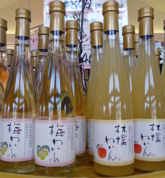 はこだてわいん「フルーツ北海道・桃ワイン」　500ml.アルコール6度【やや甘口】