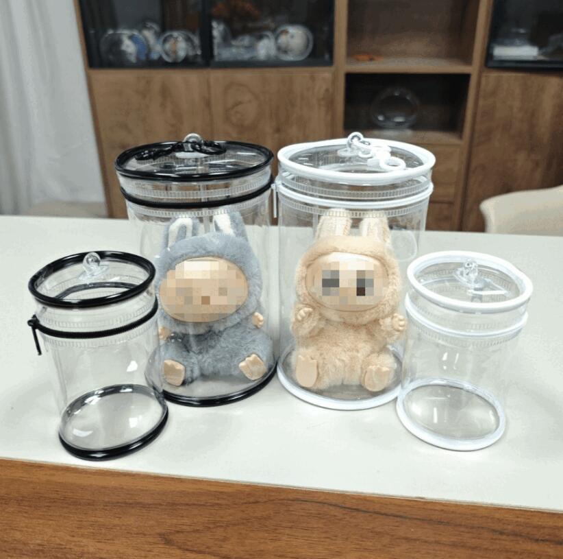 POPMART LABUBU 専用 サイリューム ポーチ 透明 収納 ファスナー付き 防塵袋 15cm 17cm対応 キャリー用 ミニバッグ 手芸品 プレゼント ギフト 商品紹介： 素材: プラスチック 【ご注意ください】 ・本品は収納袋のみで、ドール本体は含まれません。 ・商品の色は、撮影時の光や、お客様のモニターの色具合などにより、実際の商品と異なる場合がございます。予めご了承いただけますようお願い申し上げます。 ・商品到着時に万が一破損や不具合がございましたら、大変お手数ではございますが、何卒当店までご連絡くださいませ。誠心誠意対応させていただきますので、よろしくお願い申し上げます。 検索関連キーワード POPMART LABUBU 収納ポーチ LABUBU 防塵ポーチ 透明 フィギュア ケース 15cm 17cm 収納バッグ ファスナー付き ポーチ LABUBU グッズ 収納 フィギュア 保管 ケース キャリー用 ミニバッグ アクリル 防塵ケース ディスプレイ ケース POPMART プレゼント フィギュア ギフト コレクター アイテム 誕生日 プレゼント 女の子 クリスマス ギフト 透明 ポーチ PVC 収納バッグ クリア ケース コンパクト 収納 ミニ ポーチ LABUBU 専用 収納ポーチ 15cm POPMART 防塵 ポーチ 17cm フィギュア 持ち運び ケース LABUBU ミニバッグ ギフト アクリル 収納 ポップマート POPMART LABUBU ポップマート ラブブ サイリュームポーチ 収納ポーチ 透明ポーチ 防塵袋 ミニバッグ ファスナーポーチ キャリーバッグ 15cm対応 17cm対応 ドール用 プレゼント ギフト 手芸品 ハンドメイド 防塵 防水 視覚確認可能 安全性 外出用 おでかけ コレクション収納 保管TYPE：透明9*9*18cm TYPE：ブラック9*9*18cm TYPE：ホワイト9*9*18cm TYPE：もこもこボール【19】