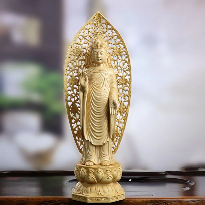 【材質：桧木】 【総高23cm、幅8cm、奥行き8cm】 釈迦如来 仏教の開祖、ゴウタマ・ブッタのこと。 釈尊は今日のネパール地方のシャカ族の出身であったことからこのように呼ばれる。釈尊はこの国の王、浄飯王と隣国コーリア族の摩耶婦人の間に生まれた。 生誕年は所説があり、日本では紀元前463年採用が多い。釈尊誕生は摩耶夫人が出産のため実家に赴く途中、4月8日（北方仏教仏伝の日）、ルンビニ園において憩われたとき、右脇より誕生された。そして、東西南北、四方に七歩運び「天上天下唯我独尊、世に満る諸々の苦しみを除くものなり」言われた。 摩耶夫人は釈尊誕生後7日目にして亡くなり、養育は妹のマカハジャダイ（後、仏教での最初の尼僧となる）によってなされた。その後、王子として育てられた釈尊は19歳のとき従妹のヤショダラ姫と結婚、3人の子（うち、一子ラゴーラは釈迦十大弟子の一人となる）をもうけた。メーカー希望小売価格はメーカーサイトに基づいて掲載しています