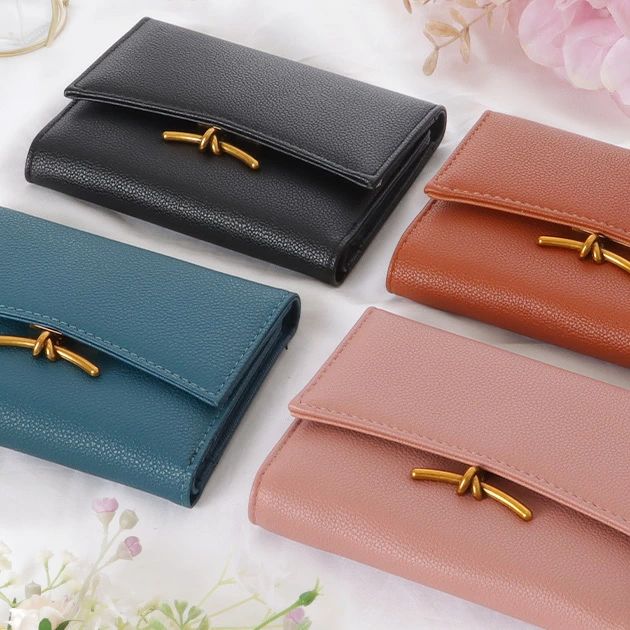 ⇒ 買い物ガイドはこちら■商品説明 マットな質感のレザー調素材で、シックな表情におつくりした三つ折り財布。 ロックパーツにはメタリックバーのモチーフをあしらい、上品な佇まいにおつくりしました。 普段使いにもちょうど良いサイズ感で、持つ手にも馴染むひと品。 中には複数のカードポケットとパスケースをつくり、十分な収納量を確保しました。 毎日の通勤や通学にも使いやすく、実用性も◎ スマートなルックスでトレンドに左右されないので、ギフトとしてもおすすめのアイテムです。 ■サイズ 横14cm / 縦10cm / 厚さ3cm / 重量108.2g ■素材 合成皮革(PU) ■モデル情報 - ■原産国 MADE IN CHINA ■注意点 ・色合いはモニター環境により若干の誤差が出る場合がございます。 ・サイズは平置きサイズとなりますので、測り方によっては誤差が生じる場合がございます。 ・入荷・生産時期により、色、サイズ、素材などが多少異なる場合がございます。 ・本製品は生産過程におきまして、生地を織る際の糸の継ぎ目や多少のほつれが生じることがあります。 ・お手頃な価格で提供しているため、簡易包装となっており、保管・梱包時にシワが生じる場合がございます。 ・靴商品は商品箱が破損している場合がございます。 ・上記の点についてあらかじめご了承いただきますようお願い申し上げます。