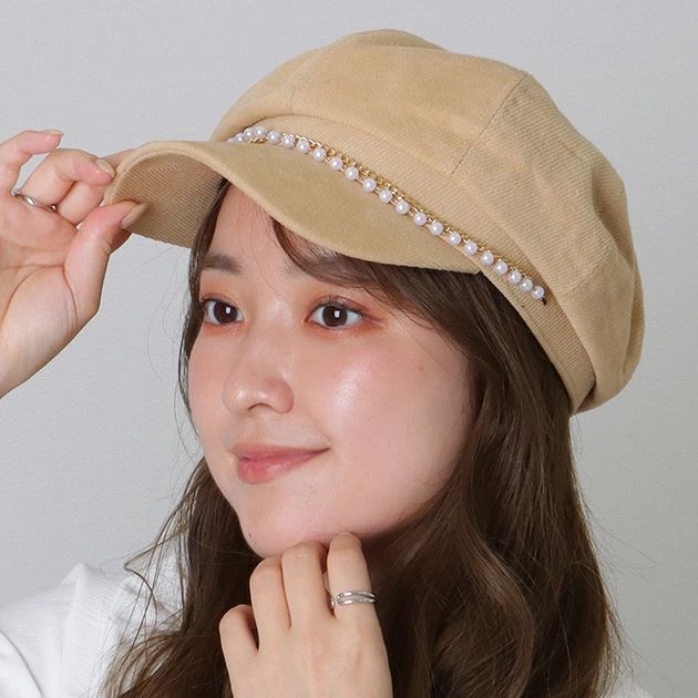 ⇒ 買い物ガイドはこちら■商品説明 ふっくらとボリュームのあるシルエットが可愛らしい、キャスケット帽。 サッとかぶるだけで装いが垢抜ける、存在感のあるデザインがおしゃれです。 トップ部分には、パール×チェーンのアクセントをプラス。 アクセサリー感覚で身につけることができるので、シンプルな装いのアクセントとしても重宝します。 マニッシュなコーディネートと相性が良く、クラシカルな表情に仕上がるのが◎ ボリューミーなデザインでお顔まわりがすっきりと、小さく見えるのもポイントです。 ■サイズ 【サイズ】F フリーサイズ / 高さ4.5cm / 頭周り57.5cm / つば5.8cm / ■素材 ポリエステル100% ■モデル情報 身長156cm / 体重45kg / バスト82 / ウエスト62 / ヒップ83 ■原産国 MADE IN CHINA ■注意点 ・色合いはモニター環境により若干の誤差が出る場合がございます。 ・サイズは平置きサイズとなりますので、測り方によっては誤差が生じる場合がございます。 ・入荷・生産時期により、色、サイズ、素材などが多少異なる場合がございます。 ・本製品は生産過程におきまして、生地を織る際の糸の継ぎ目や多少のほつれが生じることがあります。 ・お手頃な価格で提供しているため、簡易包装となっており、保管・梱包時にシワが生じる場合がございます。 ・靴商品は商品箱が破損している場合がございます。 ・上記の点についてあらかじめご了承いただきますようお願い申し上げます。