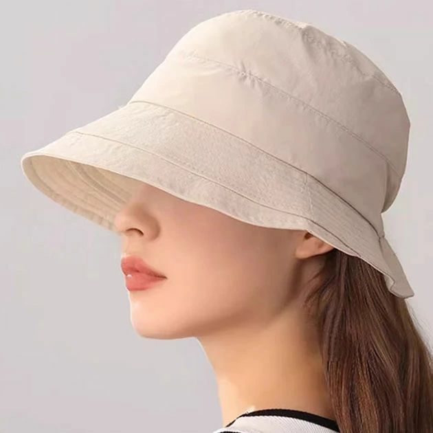 ⇒ 買い物ガイドはこちら■商品説明 広がり過ぎないブリムを備えた、すっきりフォルムのバケットハット。 つばを2枚重ねたようなデザインと、ステッチ使いがアクセントになっています。 バックスタイルはゴム仕様のギャザーディテールになっており、心地良いホールド感をプラス。 目深にかぶることができるので日除け対策になり、風で飛びにくいのもポイントです。 通気性・吸収性のあるナチュラルな素材感は蒸れにくく、長時間のおでかけも快適に着用していただけます。 ■サイズ（cm） 【F フリーサイズ】高さ：9.3cm / 頭周り：58cm / つば：8.7cm ■素材 コットン(綿)80%, ポリエステル20% ■モデル情報 - ■原産国 MADE IN CHINA ■注意事項 ・撮影画像と実物の色合いが多少異なって見える場合がございます。 ・サイズは平置きでの採寸となりますので、測定方法によって多少の誤差が生じる場合がございます。 ・入荷・生産時期により、色味、サイズ、素材などが多少異なる場合がございます。 ・本製品は生産過程におきまして、生地を織る際の糸の継ぎ目や多少のほつれが生じることがあります。 ・お手頃な価格でご提供しているため、簡易包装となっており、保管・梱包時にシワが生じる場合がございます。 ・靴商品については、商品箱が破損している場合がございます。 上記内容について、あらかじめご了承くださいますようお願い申し上げます。