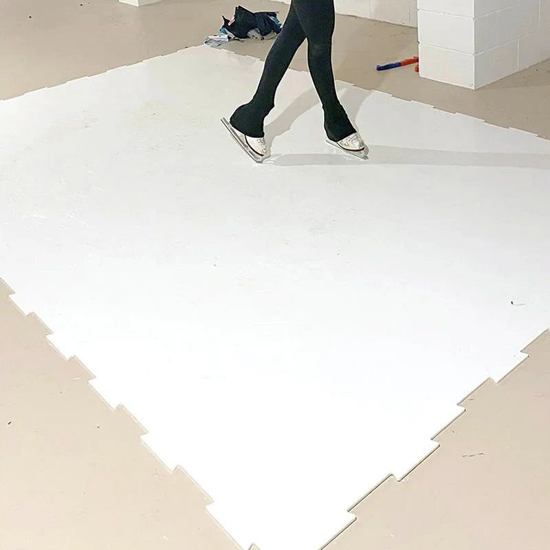 ドライランド ホッケー用合成アイスタイル、1000*1000*10mm人工アイスタイル 丈夫なホッケートレーニングプラットフォームパッド シューティングパス練習用 1pcs ホッケートレーニング用に設計:ホッケーフロアタイルは高密度ポリエチレン(HDPE)素材で作られており、ホッケーの打撃やスティックハンドリングのトレーニングに必要な滑らかな表面をしっかりと模倣でき、優れた滑走感とリアルな感触を提供します。 拡張可能なデザインと万能機能:さまざまなトレーニングプロジェクトの会場エリアに応じてフロアタイルをつなぎ合わせたり広げたりすることができ、チームやパーソナルトレーニングコースのニーズに応じてエリアを設定できます。 耐久性:実際のホッケーテスト後、ホッケー乾燥地タイルは高強度の使用に耐え、射撃精度、パワー、ボールコントロールの柔軟性、パスの精度を向上させます。 本物の氷の感触を体験してください:合成アイタイルは、本物の氷の上の感覚を忠実に再現するように設計されています。ホッケーリンクは非常に滑らかで、パックが本物の氷のように滑ることを保証します。これは、シューティング、ボールコントロール、パススキルの練習に不可欠です。 取り付けと持ち運びが簡単:ホッケーアイスタイルのインターロックパネルデザインは取り付けが簡単で、人工アイスリンクは屋内と屋外のどこにでも設置でき、トレーニングに便利です。 生産地：中国 ご注意：ご利用のモニター環境により、色合いが異なって見える場合がございます。送料について、全国送料無料になります。ただし、北海道は800円、沖縄は1500円の追加をいただきますが、ご了承のうえご注文ください。ドライランド ホッケー用合成アイスタイル、1000*1000*10mm人工アイスタイル 丈夫なホッケートレーニングプラットフォームパッド シューティングパス練習用 1pcs ホッケートレーニング用に設計:ホッケーフロアタイルは高密度ポリエチレン(HDPE)素材で作られており、ホッケーの打撃やスティックハンドリングのトレーニングに必要な滑らかな表面をしっかりと模倣でき、優れた滑走感とリアルな感触を提供します。 拡張可能なデザインと万能機能:さまざまなトレーニングプロジェクトの会場エリアに応じてフロアタイルをつなぎ合わせたり広げたりすることができ、チームやパーソナルトレーニングコースのニーズに応じてエリアを設定できます。 耐久性:実際のホッケーテスト後、ホッケー乾燥地タイルは高強度の使用に耐え、射撃精度、パワー、ボールコントロールの柔軟性、パスの精度を向上させます。 本物の氷の感触を体験してください:合成アイタイルは、本物の氷の上の感覚を忠実に再現するように設計されています。ホッケーリンクは非常に滑らかで、パックが本物の氷のように滑ることを保証します。これは、シューティング、ボールコントロール、パススキルの練習に不可欠です。 取り付けと持ち運びが簡単:ホッケーアイスタイルのインターロックパネルデザインは取り付けが簡単で、人工アイスリンクは屋内と屋外のどこにでも設置でき、トレーニングに便利です。 生産地：中国 ご注意：ご利用のモニター環境により、色合いが異なって見える場合がございます。送料について、全国送料無料になります。ただし、北海道は800円、沖縄は1500円の追加をいただきますが、ご了承のうえご注文ください。