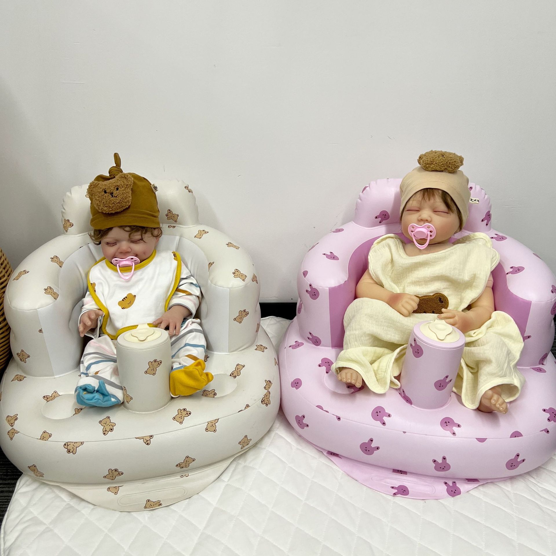 ベビーチェア バスチェア 赤ちゃん ベビー お風呂 クッション ベビーソファ 椅子 イス エアー ビニール お座り たためる 持ち運び 旅行 お部屋もお風呂もお外もOKなベビーチェア 素材：PVCサイズ：約57cm×約48cm×約35cm実際のサイズとは誤差がでる場合がございますのでご了承ください対象年齢：6〜24ヶ月・お部屋もお風呂もお外もOKなベビーチェア・エアポンプ内蔵で約2分ほどで簡単に空気が入れられます・空気を抜けばコンパクトになるため、公園や旅行先、帰省の際にも手軽に持ち運べます・低重心で倒れにくいため、安定感もあり赤ちゃんがリラックスできるようヘッドレストも搭載 2