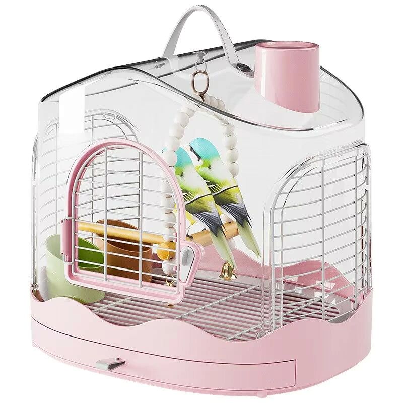 鳥かご 鳥ケージ 小鳥用 ケージ 家庭用 携帯用 手提げ 鳥籠 インコ オウム セキセイインコ 文鳥 オカメインコ ボタンインコ 別荘風 止まり木付き ブランコ付き エサ入れ付き 透明カバー付き ペットケージ おしゃれ ピンク "小鳥の飼育や移動に便利な、手提げタイプの鳥かごです。" 小鳥の飼育や移動に便利な、手提げタイプの鳥かごです。透明カバーと可愛いピンクカラーの組み合わせで、見た目もおしゃれ。インコ・文鳥・セキセイインコ・オカメインコ・ボタンインコなど、さまざまな小鳥に対応します。ケージ内には止まり木・ブランコ・エサ入れなどが備わっており、小鳥が快適に過ごせる設計。上部に持ち手が付いているので、掃除や移動、通院時の持ち運びにも便利です。下部トレーが付いているので、お掃除もラクラク。家庭用の飼育ケージとしてはもちろん、お出かけ用のキャリーケージとしても活躍する便利アイテムです。 5