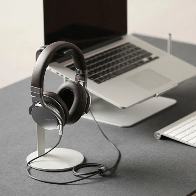 サイズFサイズについての説明シンプルで使いやすいスタンドヘッドホンをサッと置いて使えるヘッドホンスタンドスタンドのヘッドホンを掛ける部分は柔軟性のある素材でフィットします。高級感のあるデザイン本体には高級感を演出するアルミを使用!シンプルなデザインでお気に入りのヘッドホンを美しく飾れます。重量(約):410g※ヘッドホン等は付属しておりません。素材アルミ+シリコン色ブラック グレー シルバー備考サイズ詳細等の測り方はスタッフ間で統一、徹底はしておりますが、実寸は商品によって若干の誤差(1cm〜3cm )がある場合がございますので、予めご了承ください。製造ロットにより、細部形状の違いや、同色でも色味に多少の誤差が生じます。パッケージは改良のため予告なく仕様を変更する場合があります。▼商品の色は、撮影時の光や、お客様のモニターの色具合などにより、実際の商品と異なる場合がございます。あらかじめ、ご了承ください。▼生地の特性上、やや匂いが強く感じられるものもございます。数日のご使用や陰干しなどで気になる匂いはほとんど感じられなくなります。▼同じ商品でも生産時期により形やサイズ、カラーに多少の誤差が生じる場合もございます。▼他店舗でも在庫を共有して販売をしている為、受注後欠品となる場合もございます。予め、ご了承お願い申し上げます。▼出荷前に全て検品を行っておりますが、万が一商品に不具合があった場合は、お問い合わせフォームまたはメールよりご連絡頂けます様お願い申し上げます。速やかに対応致しますのでご安心ください。保管 ヘッドホンラック ヘッドホンスタ ブラック グレー シルバーサイズFサイズについての説明シンプルで使いやすいスタンドヘッドホンをサッと置いて使えるヘッドホンスタンドスタンドのヘッドホンを掛ける部分は柔軟性のある素材でフィットします。高級感のあるデザイン本体には高級感を演出するアルミを使用!シンプルなデザインでお気に入りのヘッドホンを美しく飾れます。重量(約):410g※ヘッドホン等は付属しておりません。素材アルミ+シリコン色ブラック グレー シルバー備考サイズ詳細等の測り方はスタッフ間で統一、徹底はしておりますが、実寸は商品によって若干の誤差(1cm〜3cm )がある場合がございますので、予めご了承ください。製造ロットにより、細部形状の違いや、同色でも色味に多少の誤差が生じます。パッケージは改良のため予告なく仕様を変更する場合があります。▼商品の色は、撮影時の光や、お客様のモニターの色具合などにより、実際の商品と異なる場合がございます。あらかじめ、ご了承ください。▼生地の特性上、やや匂いが強く感じられるものもございます。数日のご使用や陰干しなどで気になる匂いはほとんど感じられなくなります。▼同じ商品でも生産時期により形やサイズ、カラーに多少の誤差が生じる場合もございます。▼他店舗でも在庫を共有して販売をしている為、受注後欠品となる場合もございます。予め、ご了承お願い申し上げます。▼出荷前に全て検品を行っておりますが、万が一商品に不具合があった場合は、お問い合わせフォームまたはメールよりご連絡頂けます様お願い申し上げます。速やかに対応致しますのでご安心ください。保管 ヘッドホンラック ヘッドホンスタ ブラック グレー シルバー