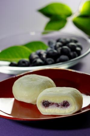 【期間・数量限定】ブルーベリーチーズ大福（12ヶ入）【ブルーベリー 大福 和菓子 お餅 クリームチーズ ギフト 和スイーツ 季節限定 お土産 】のサムネイル