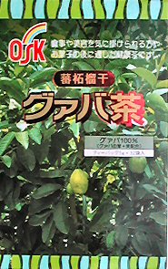 食事や美容を気にかけられる方、お菓子の後に適した健康茶 名称 グァバ茶（シジュウム茶・バンジロウ茶）　 特徴 シジュウムグァバは果実がジュースの原料として知られていますが、ビタミンA・C・カルシュウム・鉄分が豊富に含まれており、特にビタミンCの含まれる量は果物の中で最高です。 学名Psidium guajava L　（シジュウムグァバ）は別名バンジロウと言い本来熱帯に繁殖しますが、アメリカ原産でブラジルやペルー・日本でも温暖な土地なら充分育成し、奄美大島で昔から栽培されてきました。 入浴剤としても使用されるようになりました。 やや漢方薬独特の香りがしますが、本来の薬草と違って飲みやすく、普通のお茶と同じように、手軽にお飲みいただけます。このグァバは、蕃柘榴干（グァバの実）を配合する事により、一段と優れた日々の暮らしの健康茶としてお勧めします。　　 おいしい召し上がり方 日本茶風--お茶の要領で急須にパック1袋入れ熱湯を注いでお飲みください。お好みの濃さになれば出来上がりです。 又やかんを使用する場合は1Lに1袋割合で使用してください。とろ火で5分間ほど煮出してください。 洋　茶　風--紅茶・コーヒーに混ぜてホットで楽しんでください。又好みでレモン・はちみつを加えてお飲みください。 暑い　季節--冷やして冷茶として、又麦茶に混ぜても美味しくいただけます。　　　　　　　　 内容量 5g×32袋×4箱　 送料有料地域&nbsp; 沖縄・離島