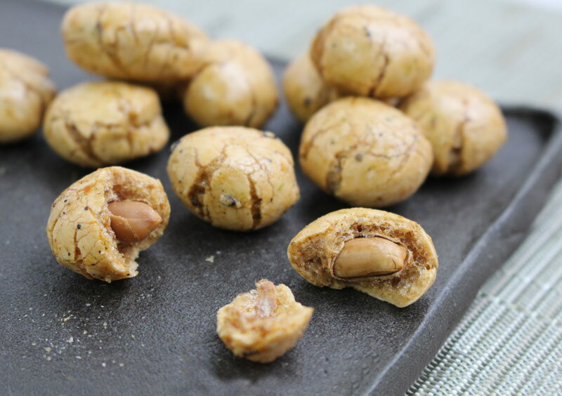 激辛を超えた狂辛【舞妓はんひぃ〜ひぃ〜七味豆あられ】　香ばしい豆菓子を辛い中に旨味と山椒の風味を感じる舞妓はんひぃ〜ひぃ〜七味で味つけました 京都 舞妓はんひーひー ご当地 お土産 贈り物 母の日 父の日 食品 激辛ブーム 七味とうがらしのお店おちゃのこさいさい