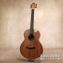 TRAVELER GUITAR (トラベラーギター) の「Redlands Concert Mahogany」は、ホローボディのコンパクトなエレクトリック・アコースティックギターです。 重厚なトーンを備えながら全長約889mm、23 1/4インチ (約590mm) スケールのコンパクトサイズで、旅先ではもちろん、自宅での練習用にも適しています。 ボディトップはソリッド・マホガニー、サイド&バック&ネックはマホガニー、フィンガーボードにはストライプド・エボニー材を採用しています。 ピエゾ・ピックアップを搭載し、カスタム・オンボード・プリアンプ、内蔵チューナー、3バンドEQを装備しています。 カスタム・ギグバッグ付属ですので、どこへでも気軽に持ち運べ、演奏が楽しめます。 - Specifications - ■Top: Solid Mahogany ■Back & Sides: Mahogany ■Neck: Mahogany ■Binding: Striped Ebony ■Fingerboard: Striped Ebony ■Frets: 20 Jumbo ■Scale Length: 約590mm (23 1/4 in.) ■Neck Width at Nut: 約42.2mm (1 2/3 in.) ■Neck Radius: 約305mm (12 in.) ■Body Width: 約338mm (13.3 in.) ■Overall Length: 約889mm (35 in.) ■Overall Depth: 約102mm (4 in.) ■Hardware: Black Die-Cast Closed Gear ■Pickup: Piezo ■Electronics: Custom Preamp with 3-Band EQ, Presence & Tuner ■Instrument Input: None ■Audio Output: Standard 1/4 in. jack ■Batteries: 1 X 9V ■Strings: D'Addario EXP16 Coated Phosphor Bronze (.012，.016，.024，.032，.042，.053) ■Finish: Matte ■Weight: 約1.4kg (3 lbs. 2 oz.) ■Case: Gigbag