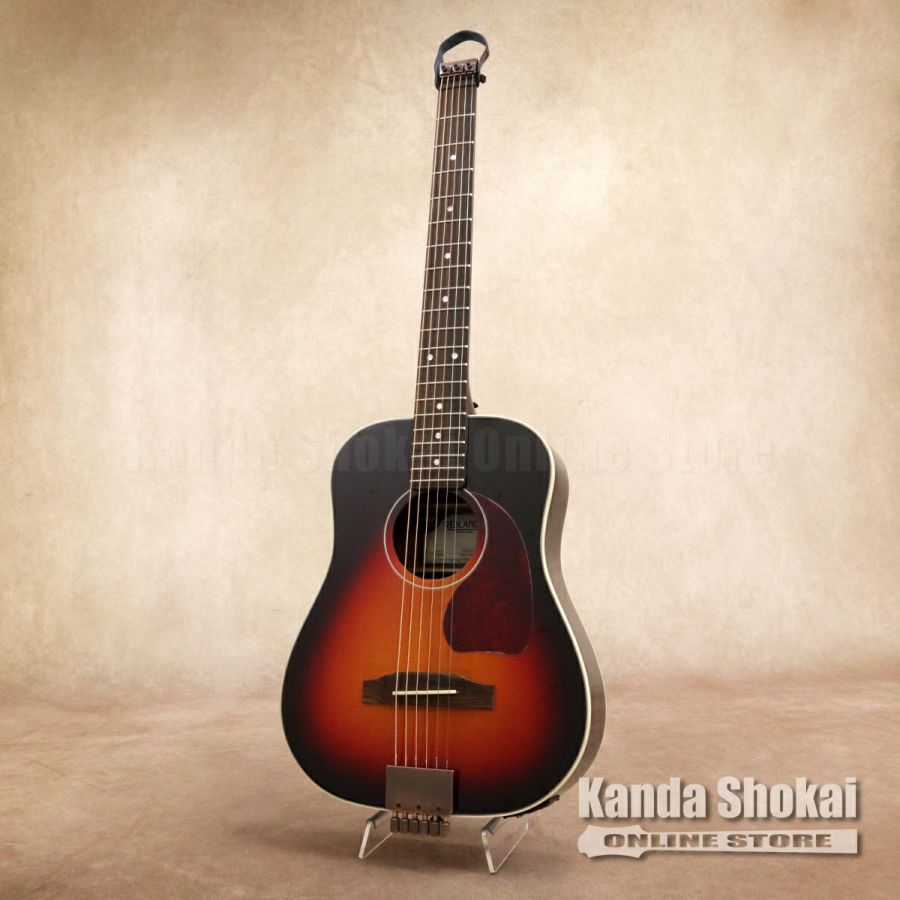 TRAVELER GUITAR (トラベラーギター) の「Redlands Dreadnought Sunburst」は、ホローボディのコンパクトなエレクトリック・アコースティックギターです。 ヘッドストックを取り除くことで全長約832mm、重量2kg未満のコンパクトサイズを実現しつつ、25 1/2インチ (約648mm) フルスケールを採用しているので、ミニギターとは異なり違和感なく演奏できます。 またTRAVELER GUITARならではのチューニングシステム「Streamline&#8482; Tuning System」を採用することで、さらなる省スペース化を実現しました。 ブレーシングのパターンを改良し、コンパクトながら大きなボリュームと重厚なトーンを生み出します。 ボディトップはスプルース、サイド&バック&ネックはマホガニー、フィンガーボードにはブラック・ウォルナット材を採用しています。 ピエゾ・ピックアップを搭載し、カスタム・プリアンプ、内蔵クロマチック・チューナー、3バンドEQを装備しています。 カラーはサンバーストです。 カスタム・ギグバッグ付属ですので、どこへでも気軽に持ち運べ、演奏が楽しめます。 - Specifications - ■Top: Spruce ■Back & Sides: Mahogany ■Neck: Mahogany ■Fingerboard: Black Walnut ■Frets: 20 Jumbo ■Scale Length: 約648mm (25 1/2 in.) ■Neck Width at Nut: 約44.5mm (1 3/4 in.) ■Neck Radius: 約241mm (9 1/2 in.) ■Body Width: 約318mm (12 1/2 in.) ■Overall Length: 約832mm (32 3/4 in.) ■Overall Depth: 約95mm (3 3/4 in.) ■Hardware: Traveler Guitar Streamline&#8482; Tuning System (Antique Bronze) ■Pickup: Piezo ■Electronics: Custom Preamp with Built-In Tuner ■Audio Output: Standard 1/4 in. jack ■Batteries: 1 X 9V ■Strings: D'Addario EXP16 Coated Phosphor Bronze (.012，.016，.024，.032，.042，.053) ■Finish: Gloss ■Color: Sunburst ■Weight: 約1.5kg (3 lbs. 5 oz.) ■Case: Gigbag