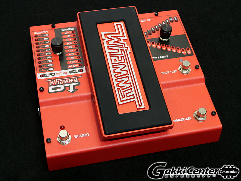 DigiTech Whammy DT Whammy DTには、オリジナルWhammyのすべての機能に加えて、プレイヤーからの要望の多かったトゥルー（ハードウェア）バイパス、そしてドロップチューニングエフェクトが組み込まれています。 Whammy DTのドロップチューニング機能では、これまでは演奏を中断するかギターを持ち替えるしか方法の無かったチューニングダウンやカポタスト装着をスイッチ操作のみで実現します。 キーチェンジは瞬時に行われ、観衆がそれに気づくことはありません。 ピッチシフティングエフェクトは、あなたのギターパフォーマンスを際立たせるマストアイテムです。 そしてDigiTech Whammyはこの20年間、多くの著名アーティスト達に愛用されてきたピッチシフティングエフェクトのNo.1ロングセラーモデルです。 そのWhammyピッチシフティングエフェクトに加え、Whammy DTにはダウンチューニングおよびアップチューニングをシミュレートすることができるドロップチューンエフェクトも与えられ、ピッチシフティングエフェクトで最も高機能なモデルに君臨します。主な特徴 コード・シフトにも対応する次世代ピッチシフティング・アルゴリズム シングル・ノートとコード・シフトを切り替えるクラシック/コード・スイッチを装備 バイパス時にサウンドを劣化させないトゥルー・バイパス・オペレーション スムースで揺らぎのないピッチ・ベンディング・エフェクト MIDIインプットを装備 PS0913DC専用パワーサプライ付属 ‐ Specifications ‐ 主な仕様 サンプリング周波数 44.1kHz 周波数特性 20Hz〜20kHz S/N 比 105dB 以上(A weighted) Ref = max level，22kHz bandwidth 歪率 0.004% @ 1kHz，ref = 1dBu w/ unity gain A/D変換 24bit D/A変換 24bit ピッチベンド範囲 +2オクターブ〜-3オクターブ デチューン範囲 -4セント〜-30セント インプット 1/4インチ・アンバランス(TS) 最大入力レベル +8dBu 入力インピーダンス 1MΩ MIDIインプット 5 pin DIN アウトプット 1/4インチ・アンバランス(TS) 最大出力レベル +10dBu 出力インピーダンス 1kΩ 消費電力 2.4W 消費電流 265mA以下 @ 9VDC 付属パワーサプライ(Harman PS0913DC-01) 定格 AC100V入力、DC9V出力、1300mA 極性 センター・マイナス コネクターサイズ 外径5.5mm 、内径2.1mm その他 サイズ 217(W) × 61(H) × 196(D) mm 重量 1.6kg (パワーサプライを除く)